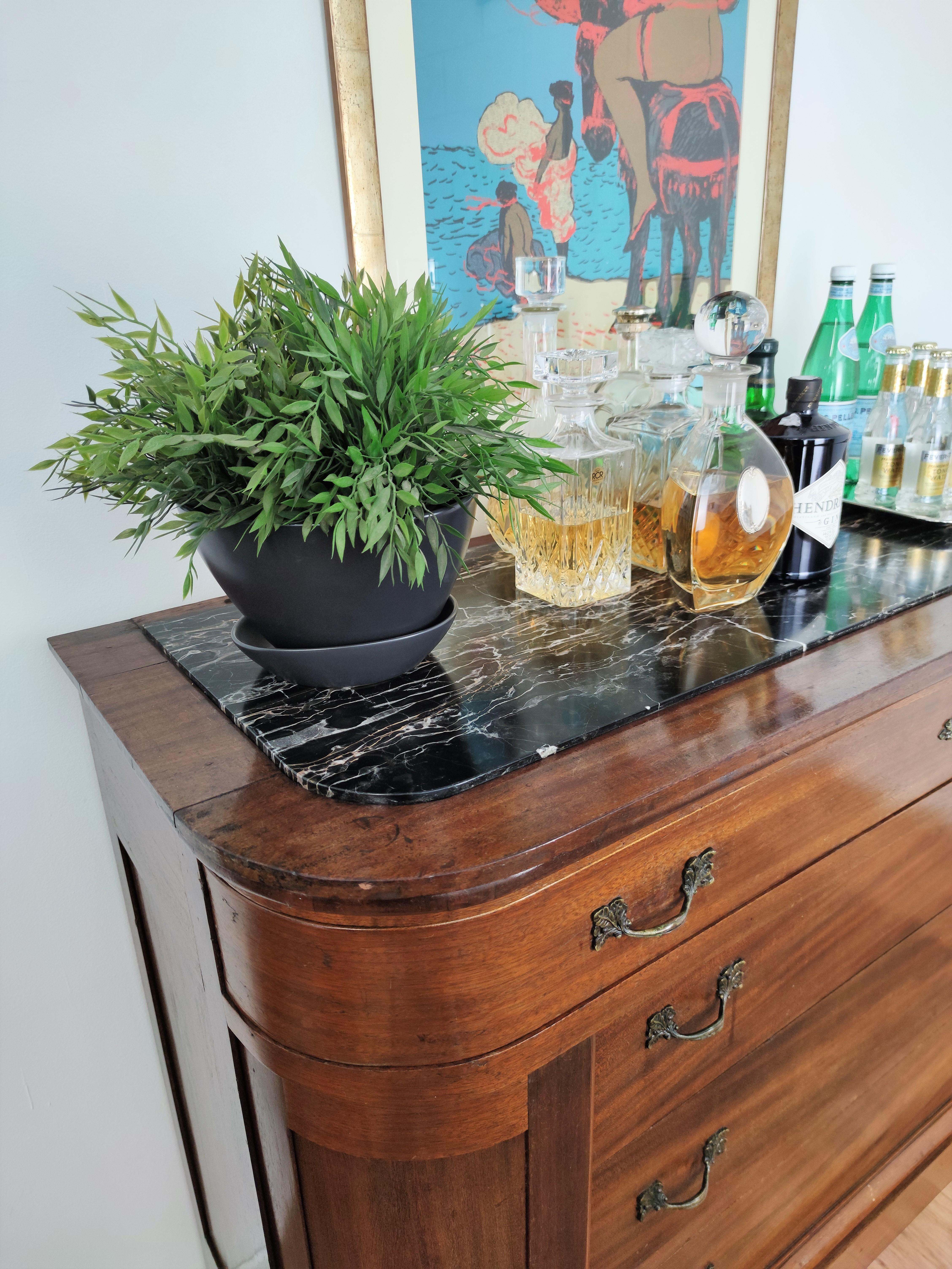 Antique Italian Walnut, Brass and Marble-Top Chest of Drawers Commode Credenza In Good Condition For Sale In Carimate, Como