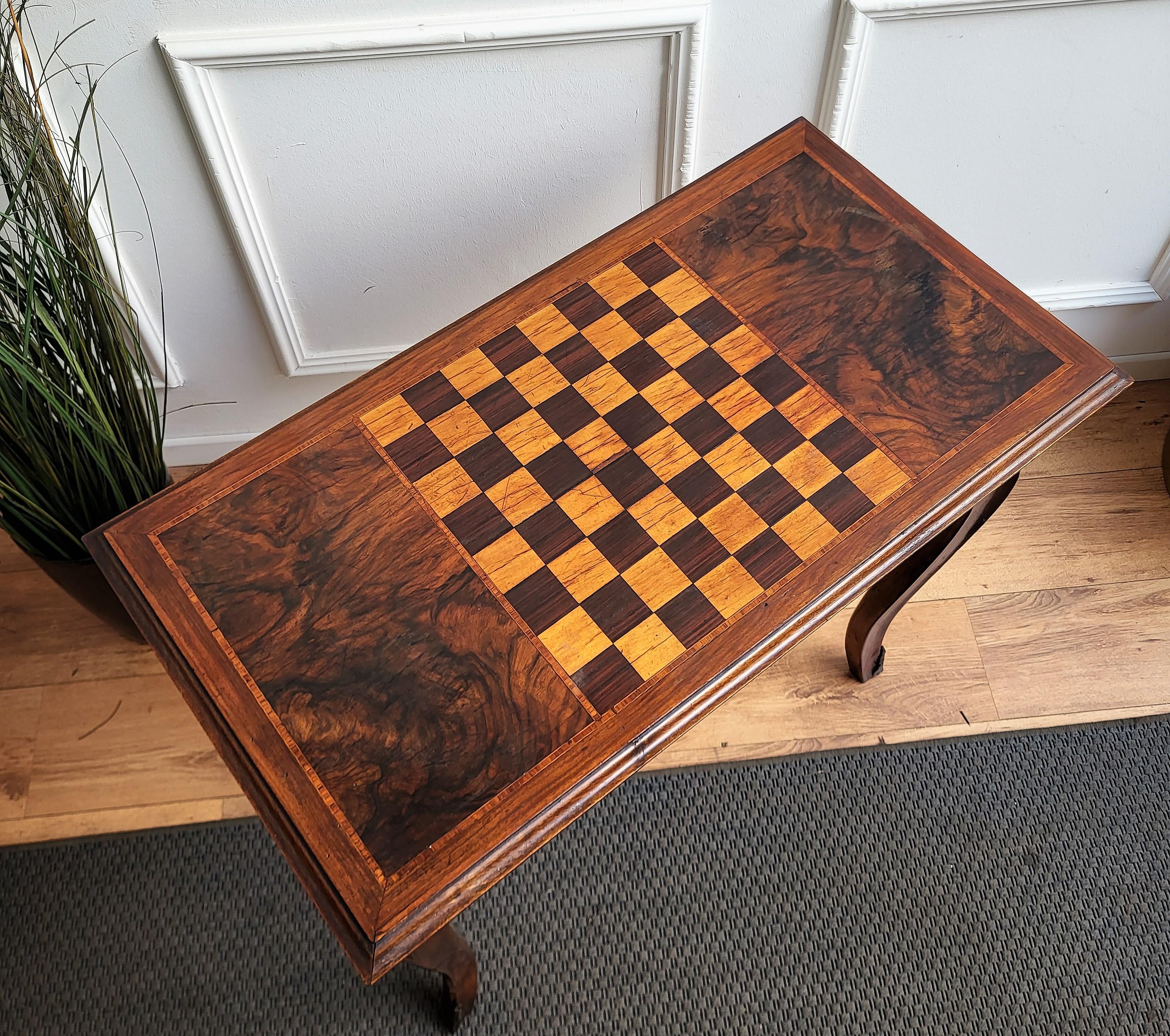 Antiker italienischer Schachspiel-Beistelltisch aus Nussbaumholz mit Wurzelholz-Intarsien und Cabriole-Beinen (Renaissance)