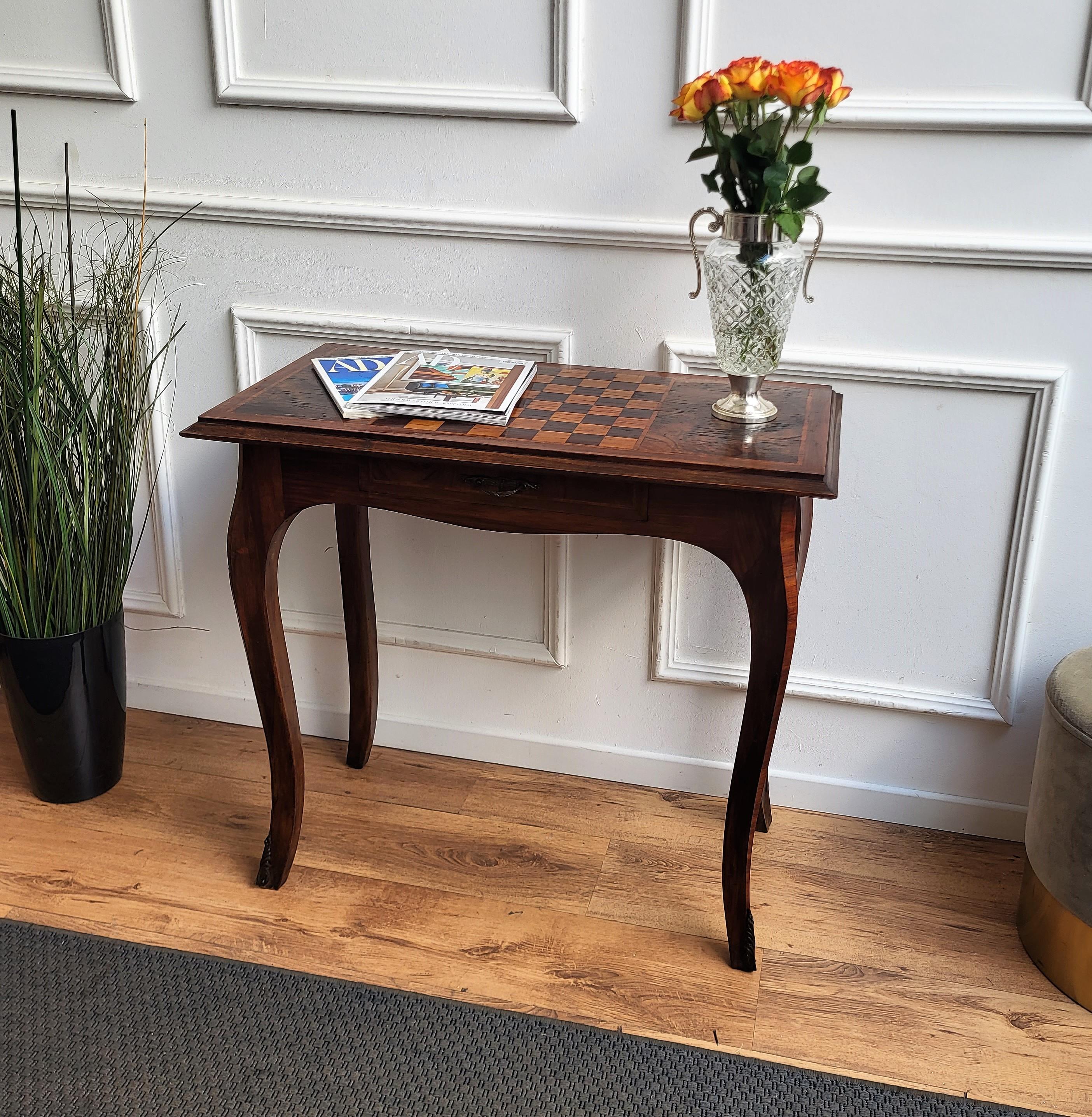 Antique Italian Walnut Burl Inlay Chess Games Side Table with Cabriole Legs In Fair Condition In Carimate, Como