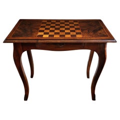 Antiker italienischer Schachspiel-Beistelltisch aus Nussbaumholz mit Wurzelholz-Intarsien und Cabriole-Beinen