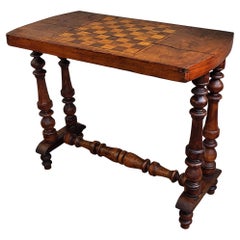 Ancienne table d'appoint italienne de jeu d'échecs en ronce de noyer incrustée avec pieds sculptés