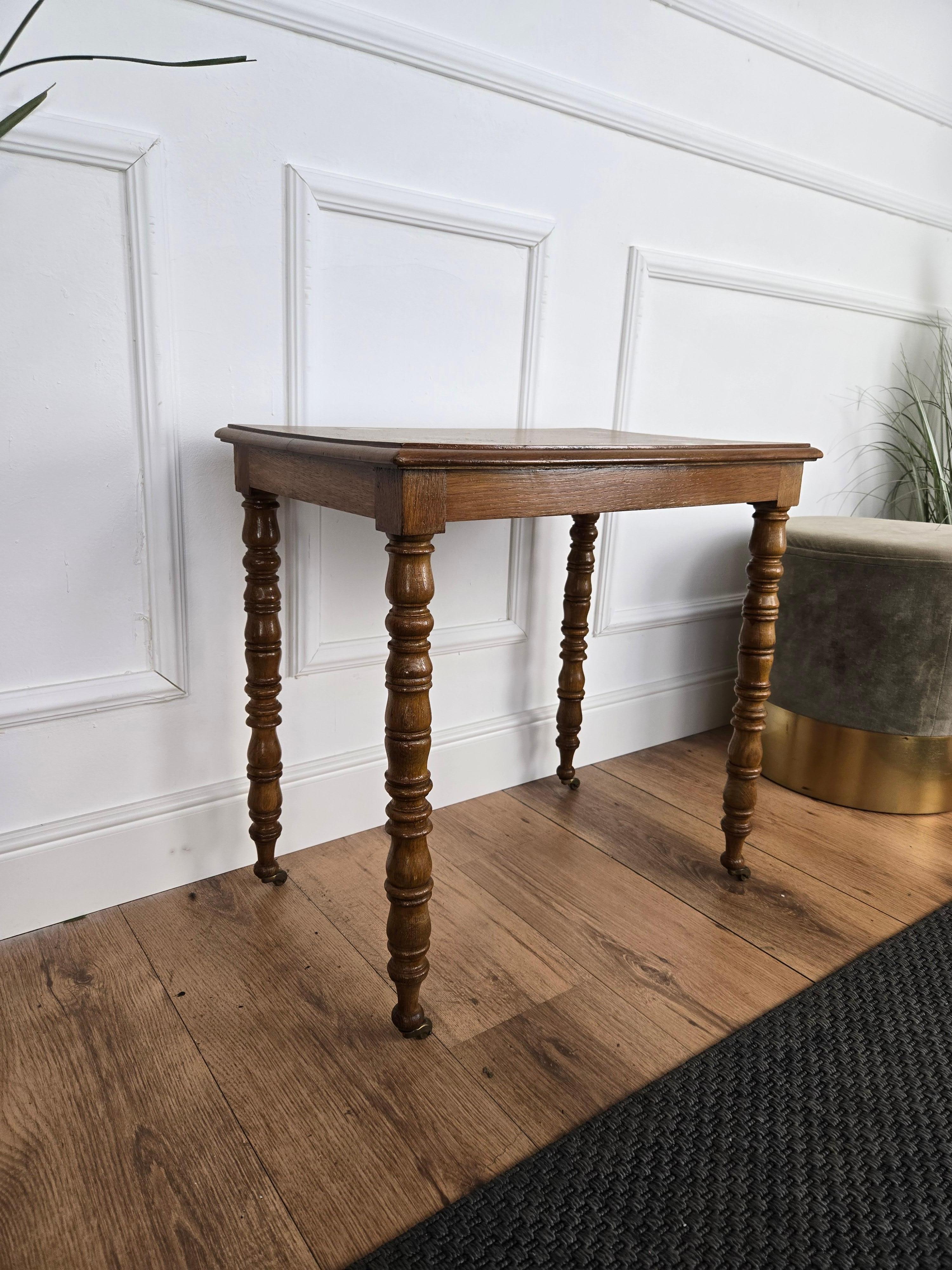 Legno Antico tavolino da caffè in noce italiano con gambe tornite a rocchetto ruote in ottone