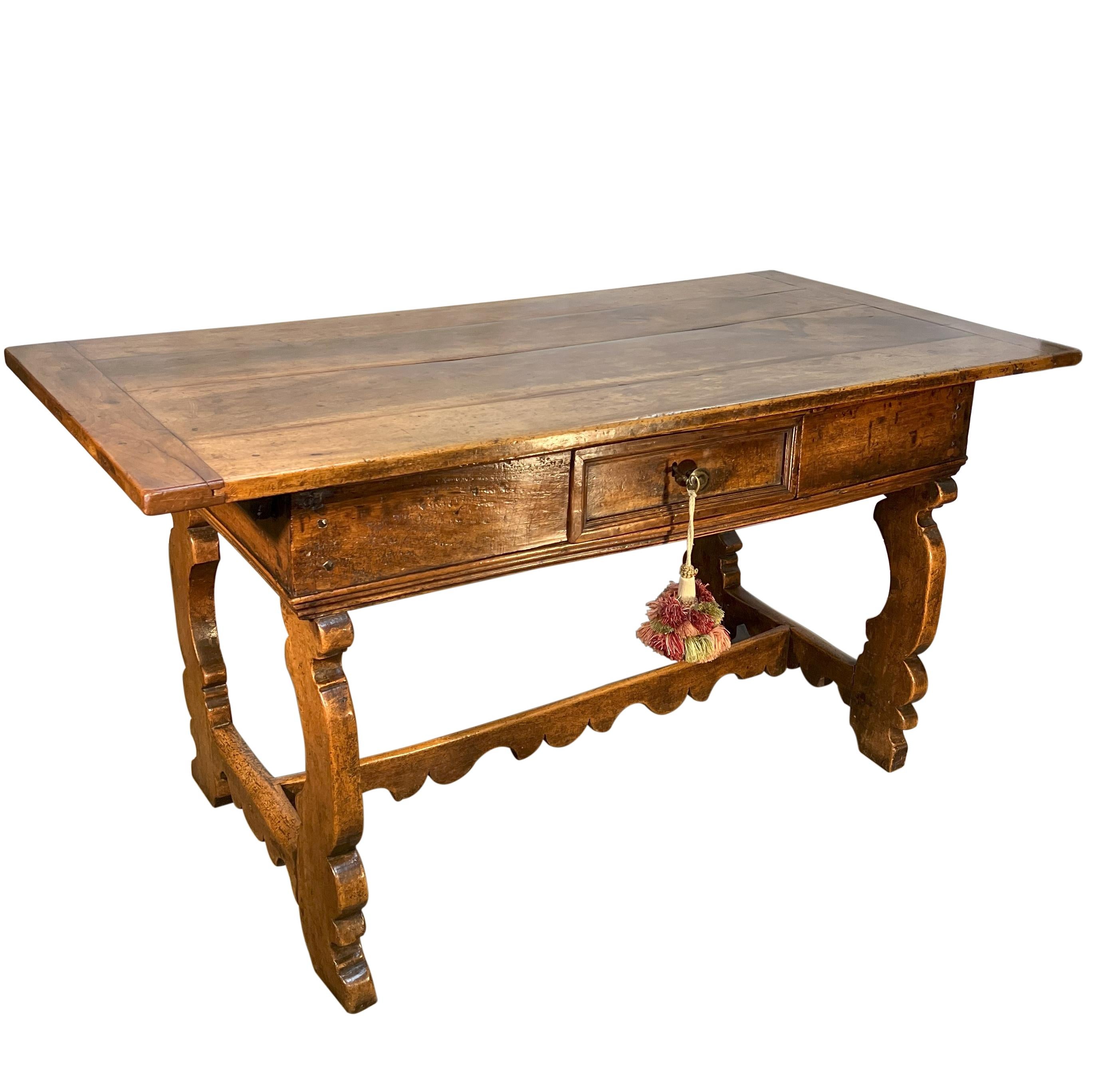 17th Century Antique Italian walnut Desk from Emilia Romagna 