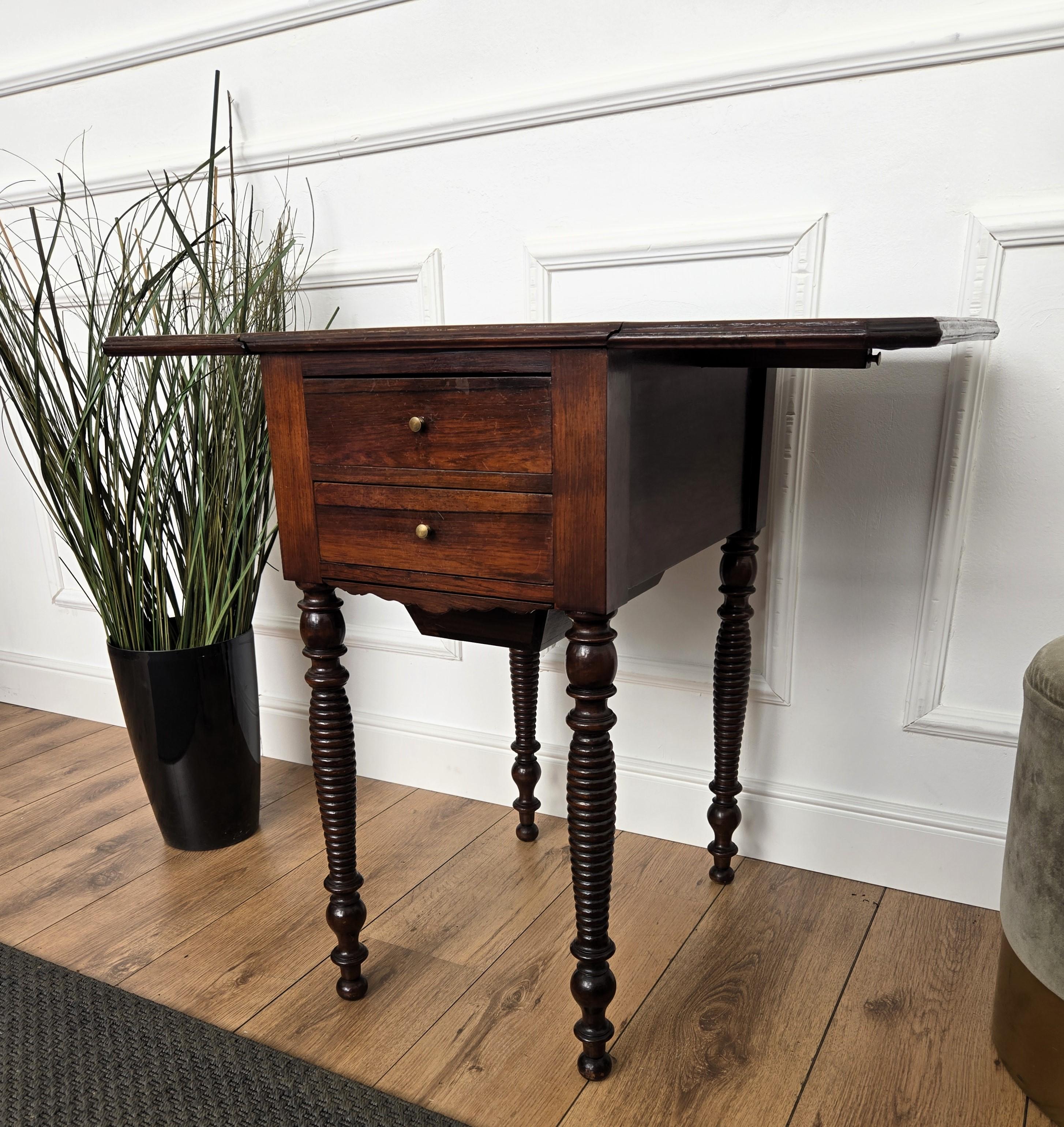 Ancienne table d'appoint à abattant en noyer italien, console avec pieds tournés sculptés en vente 5
