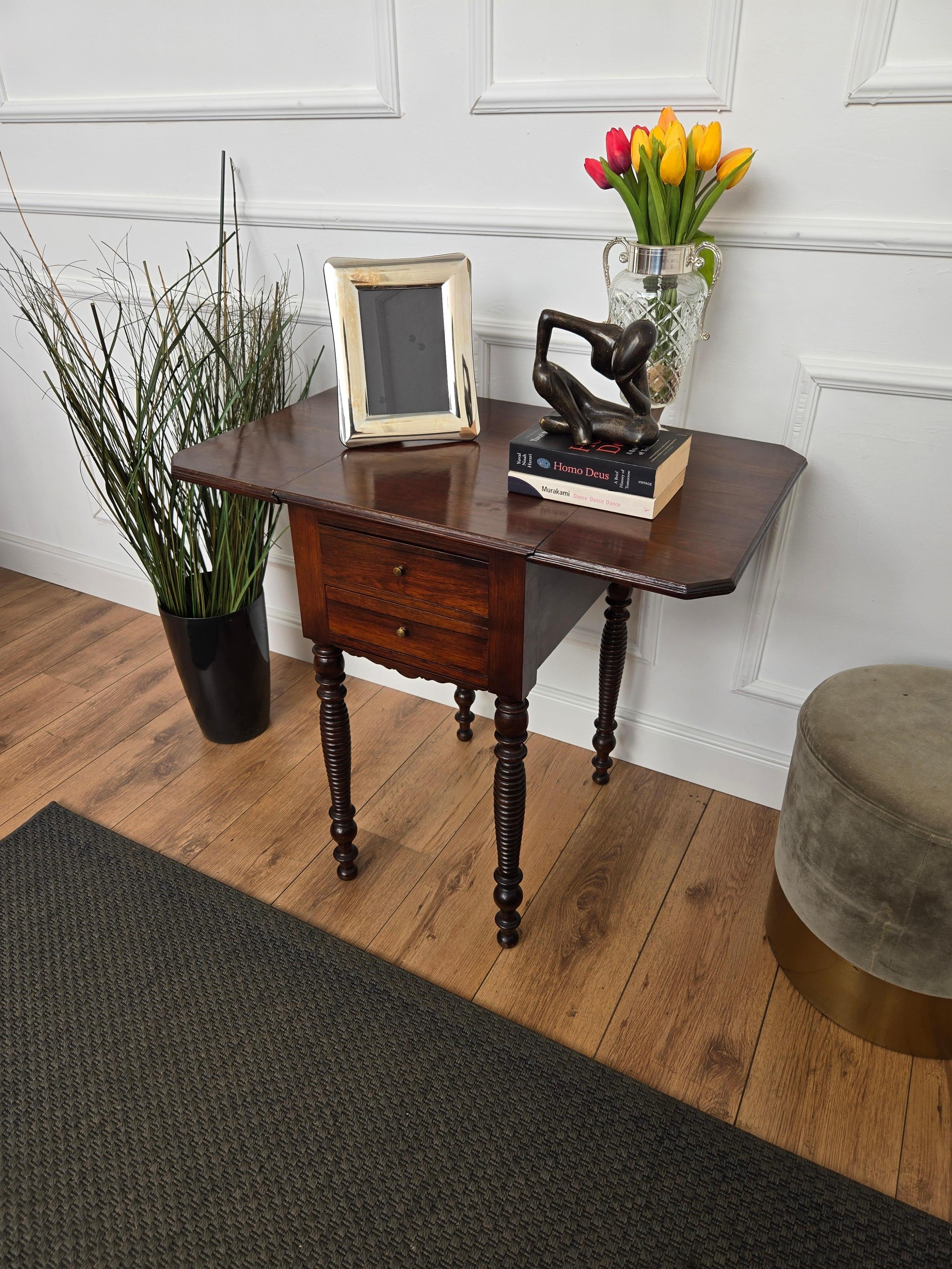 Ancienne table d'appoint à abattant en noyer italien, console avec pieds tournés sculptés Bon état - En vente à Carimate, Como