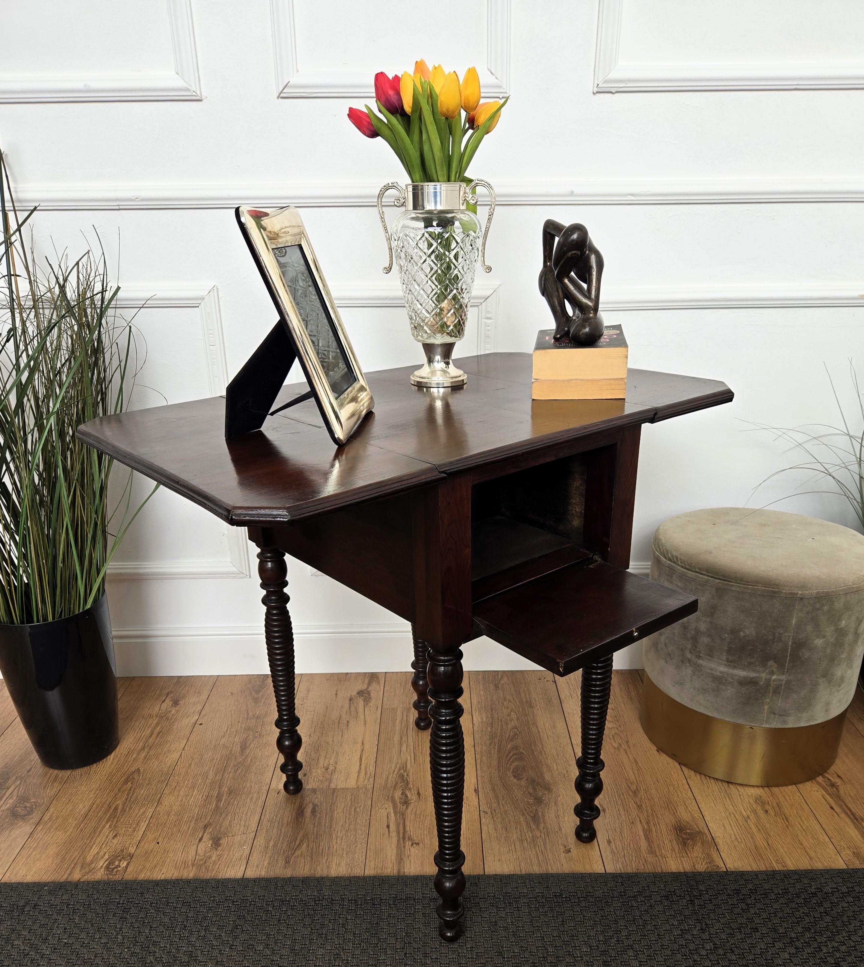 Ancienne table d'appoint à abattant en noyer italien, console avec pieds tournés sculptés en vente 1