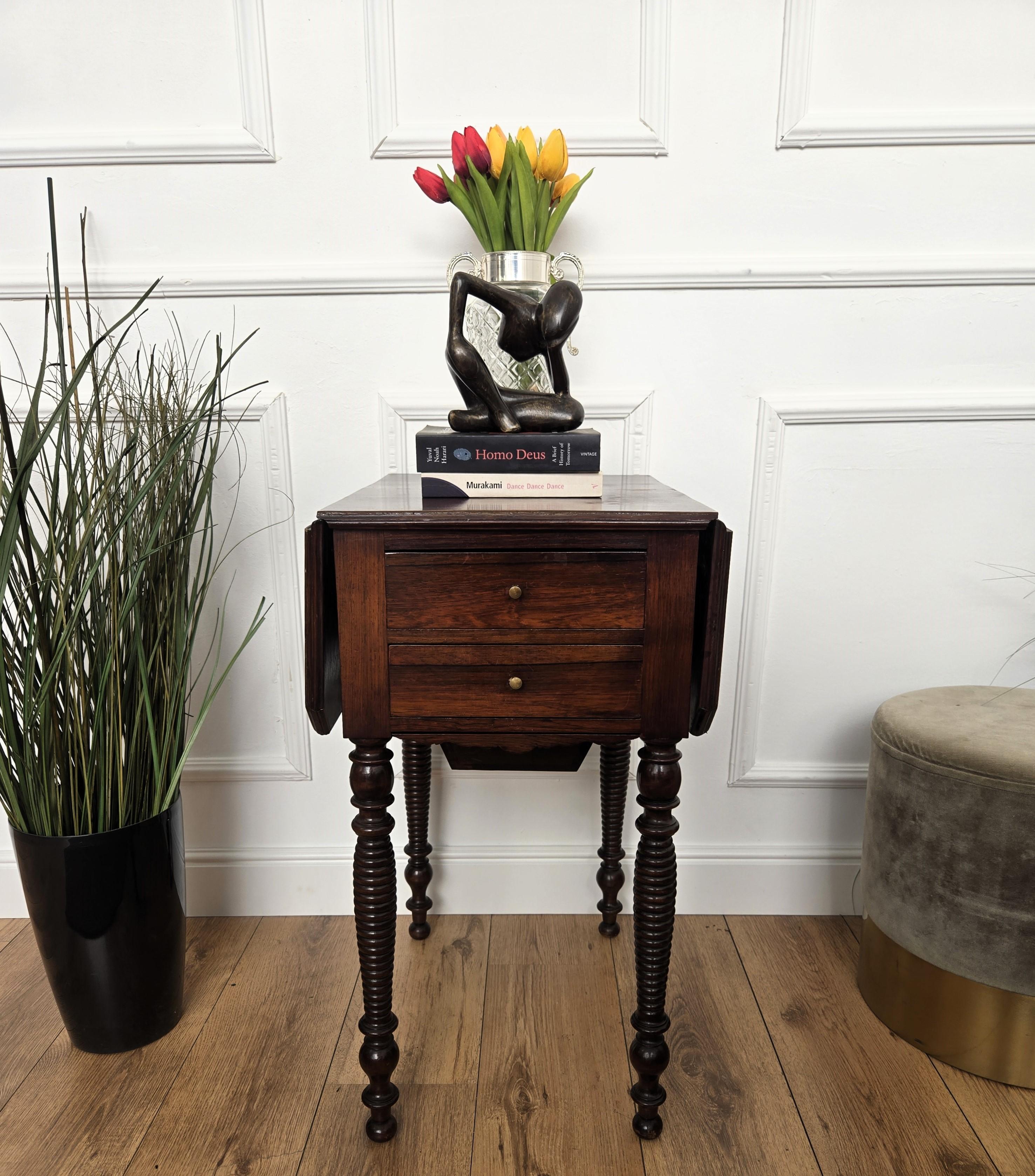 Ancienne table d'appoint à abattant en noyer italien, console avec pieds tournés sculptés en vente 2