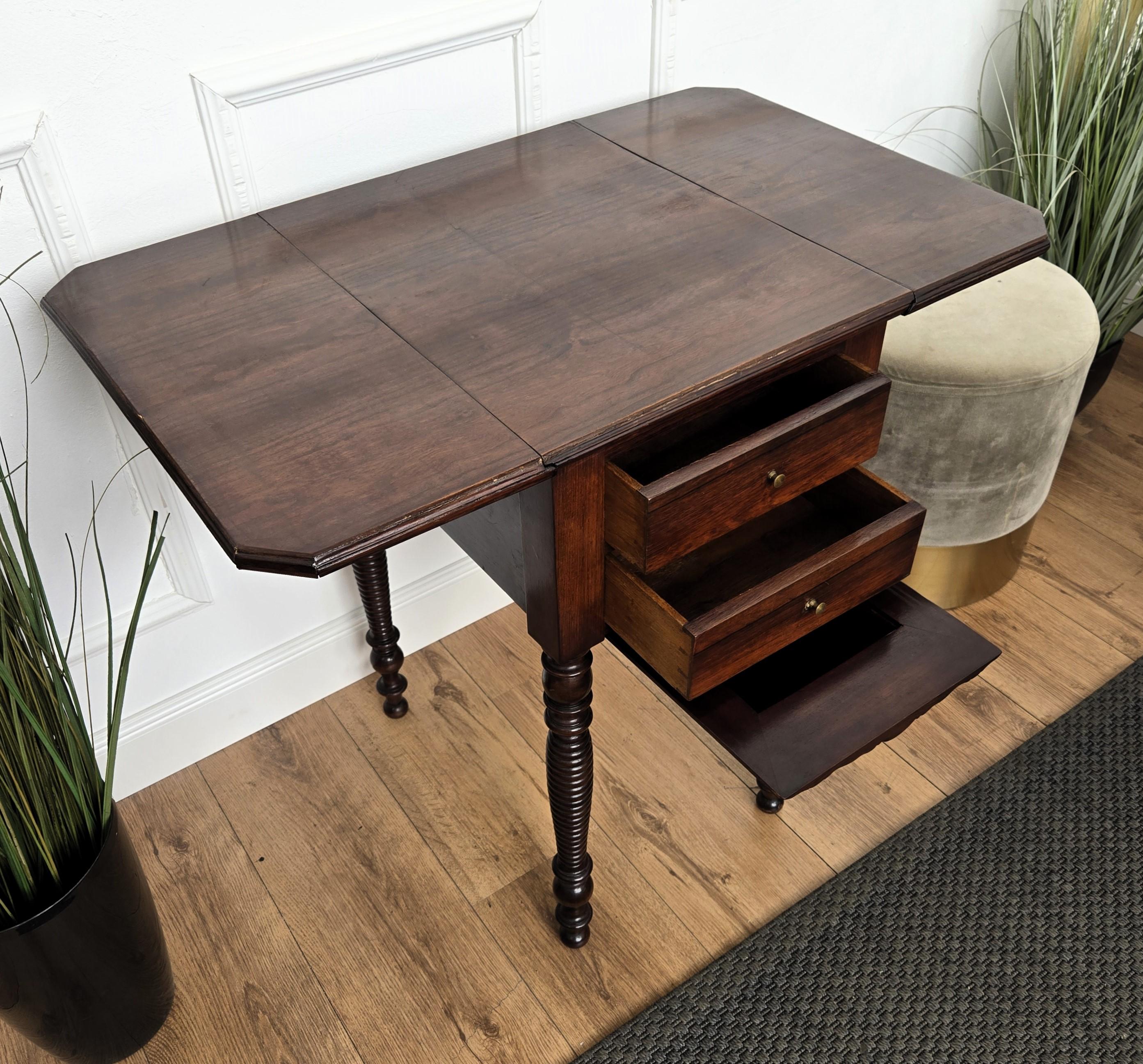 Ancienne table d'appoint à abattant en noyer italien, console avec pieds tournés sculptés en vente 3