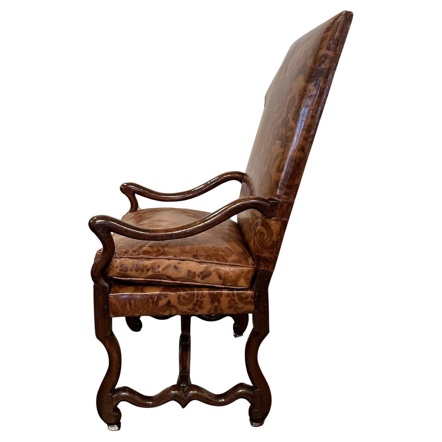 
Un Italien,  Fauteuil de salle en noyer du XIXe siècle, sculpté à la main, avec accoudoirs et brancards incurvés. Cuir bruni à motifs plus récent.  

