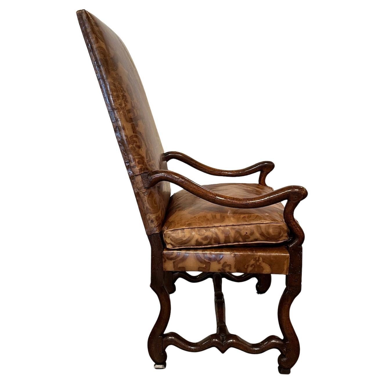 Sculpté à la main Fauteuil ancien à haut dossier en noyer italien avec tapisserie en cuir à motifs en vente