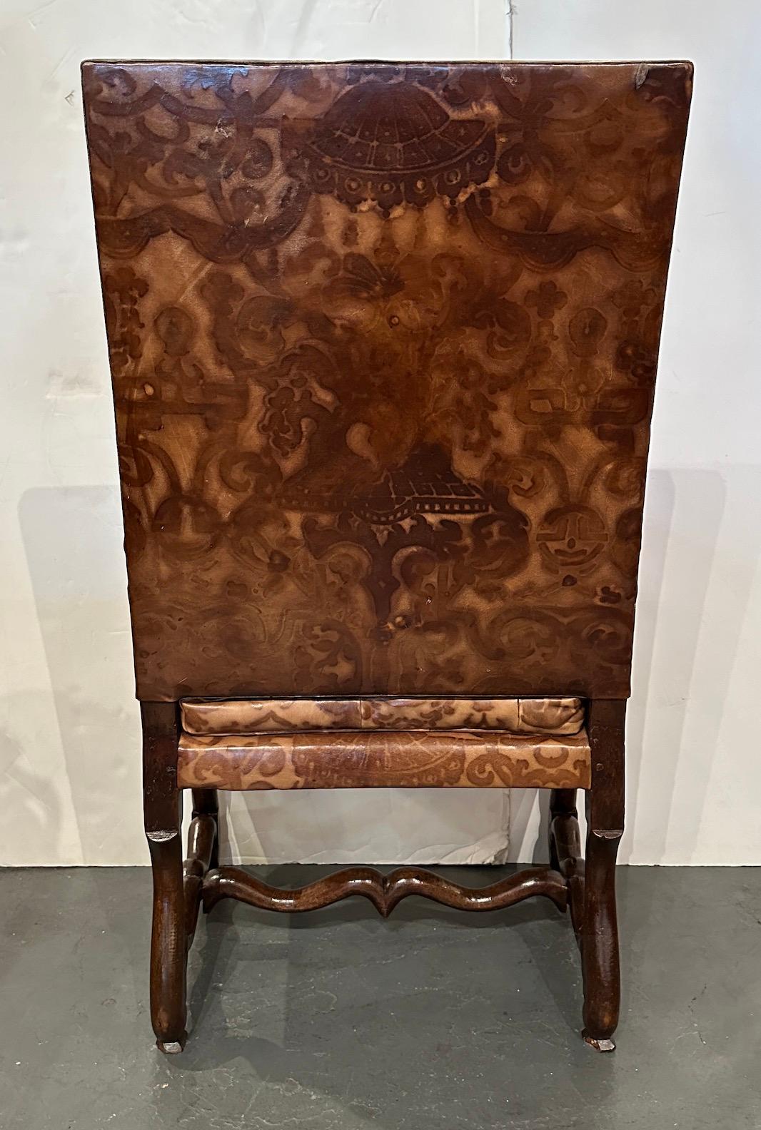 Fauteuil ancien à haut dossier en noyer italien avec tapisserie en cuir à motifs Bon état - En vente à Los Angeles, CA