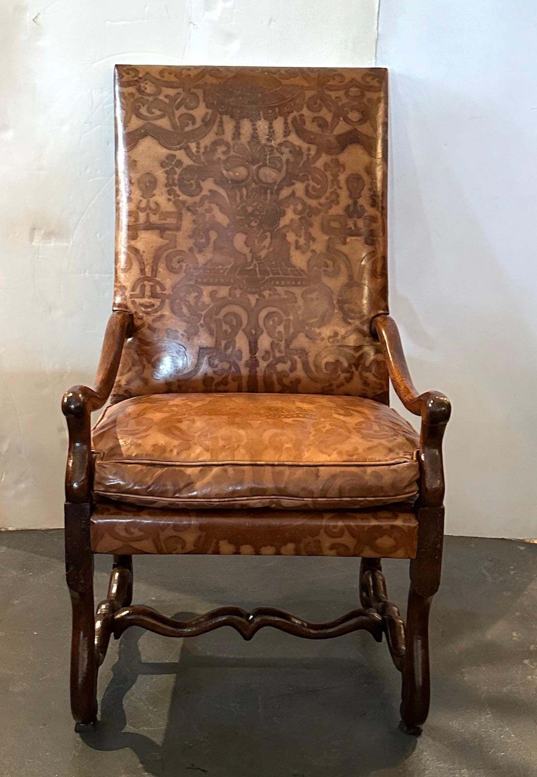 XIXe siècle Fauteuil ancien à haut dossier en noyer italien avec tapisserie en cuir à motifs en vente