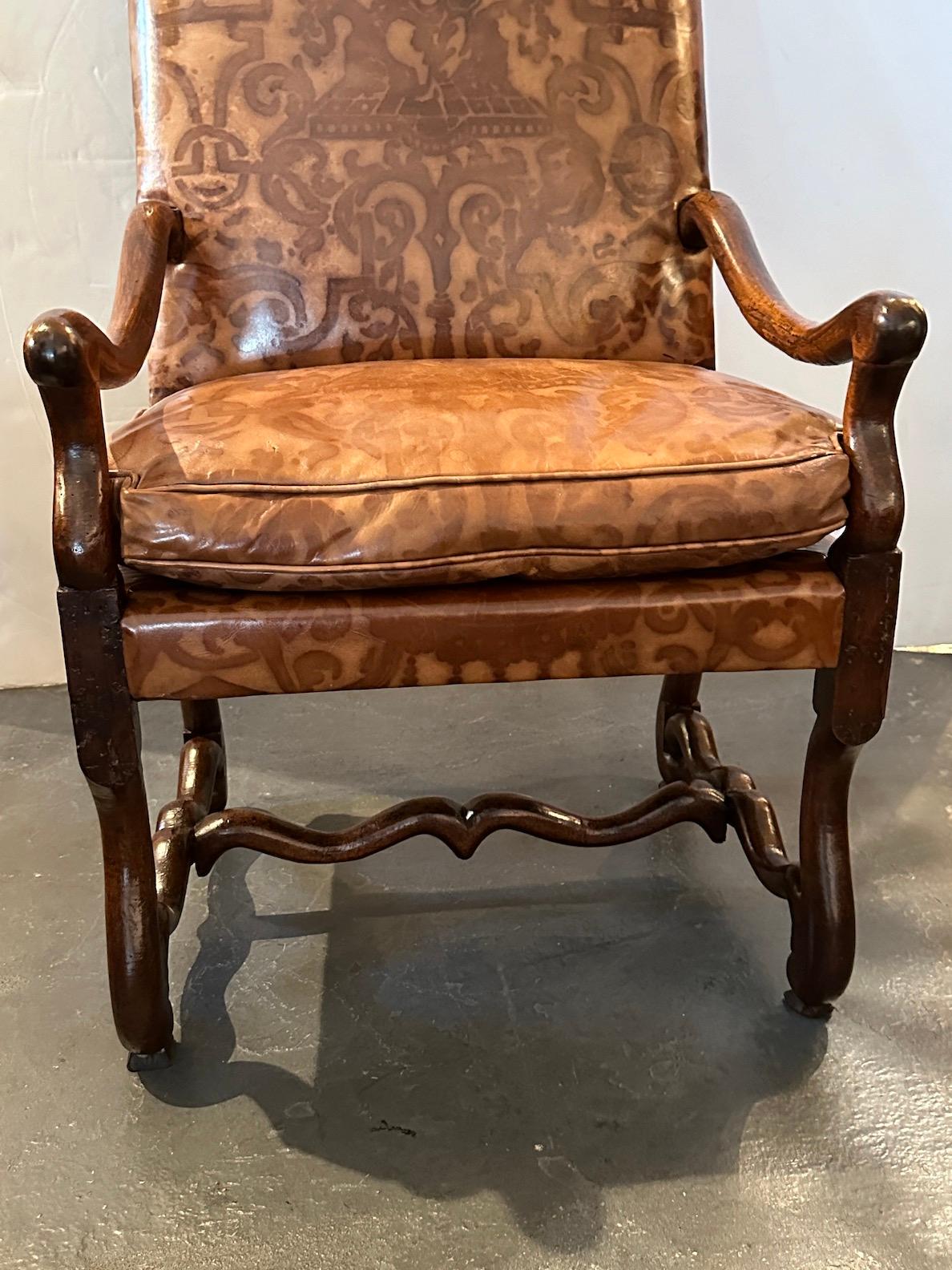 Cuir Fauteuil ancien à haut dossier en noyer italien avec tapisserie en cuir à motifs en vente