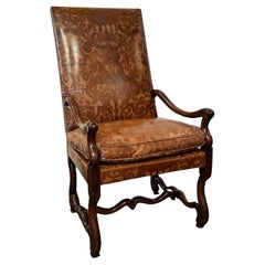 Sillón italiano antiguo de nogal con respaldo alto y tapicería de cuero estampado