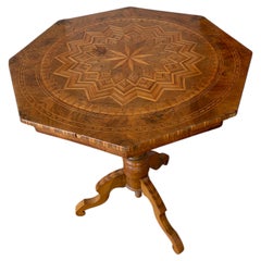 Antike italienische Nussbaum-Marketerie Octaganal Pedestal Tisch