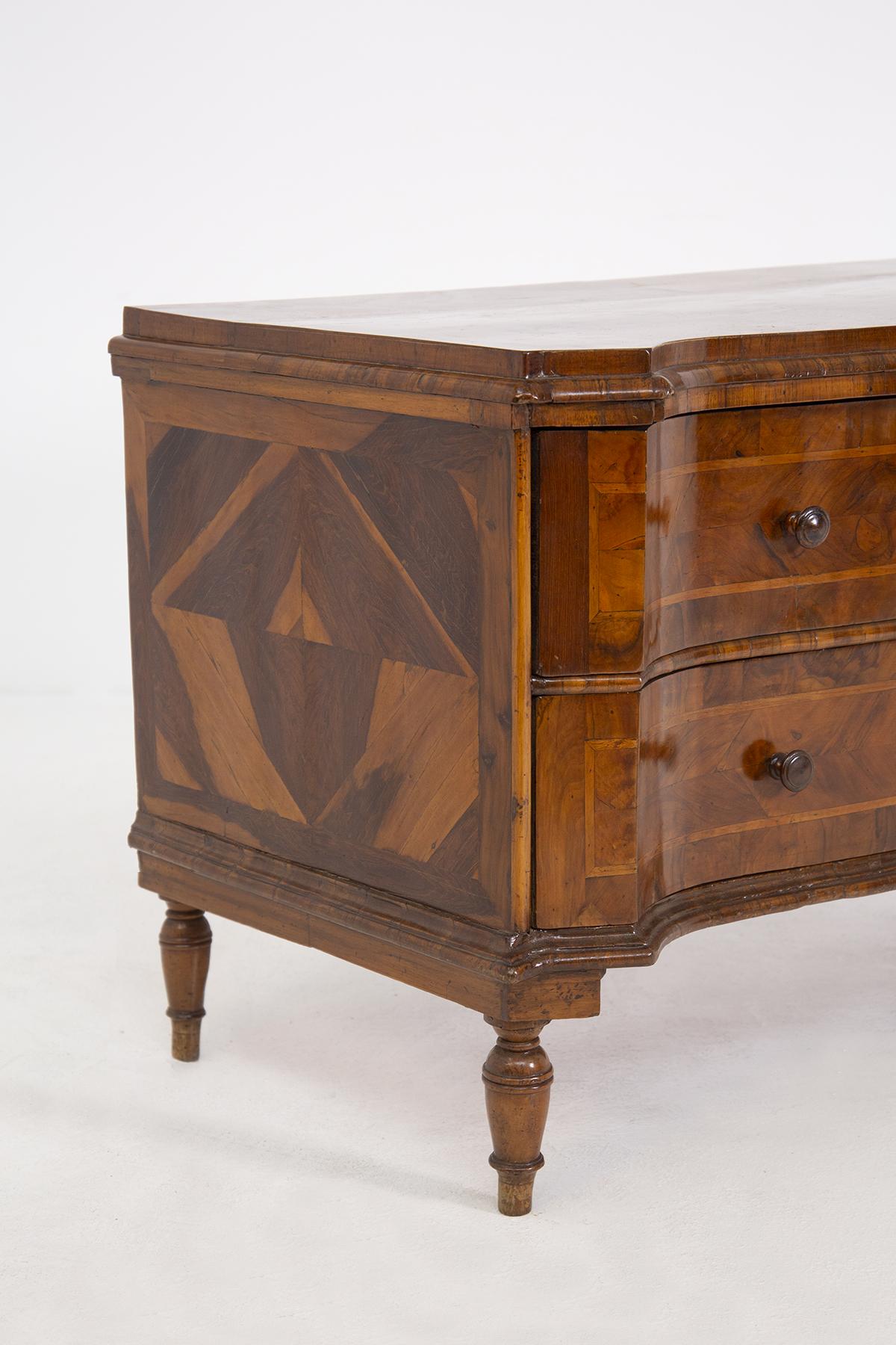 Refined and antique Italian chest of drawers of Venetian origin from around 1700. The chest of drawers is finely crafted by master carpenters in walnut burl, patina of time. We find a clever one of joints between the various types of walnut