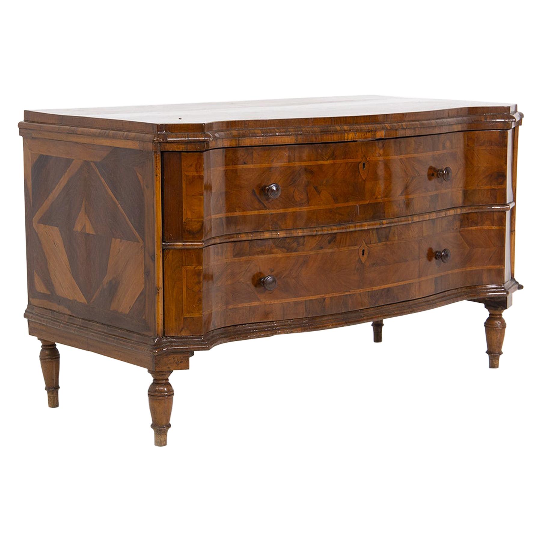 Ancienne commode italienne en noyer et racines de vénitien