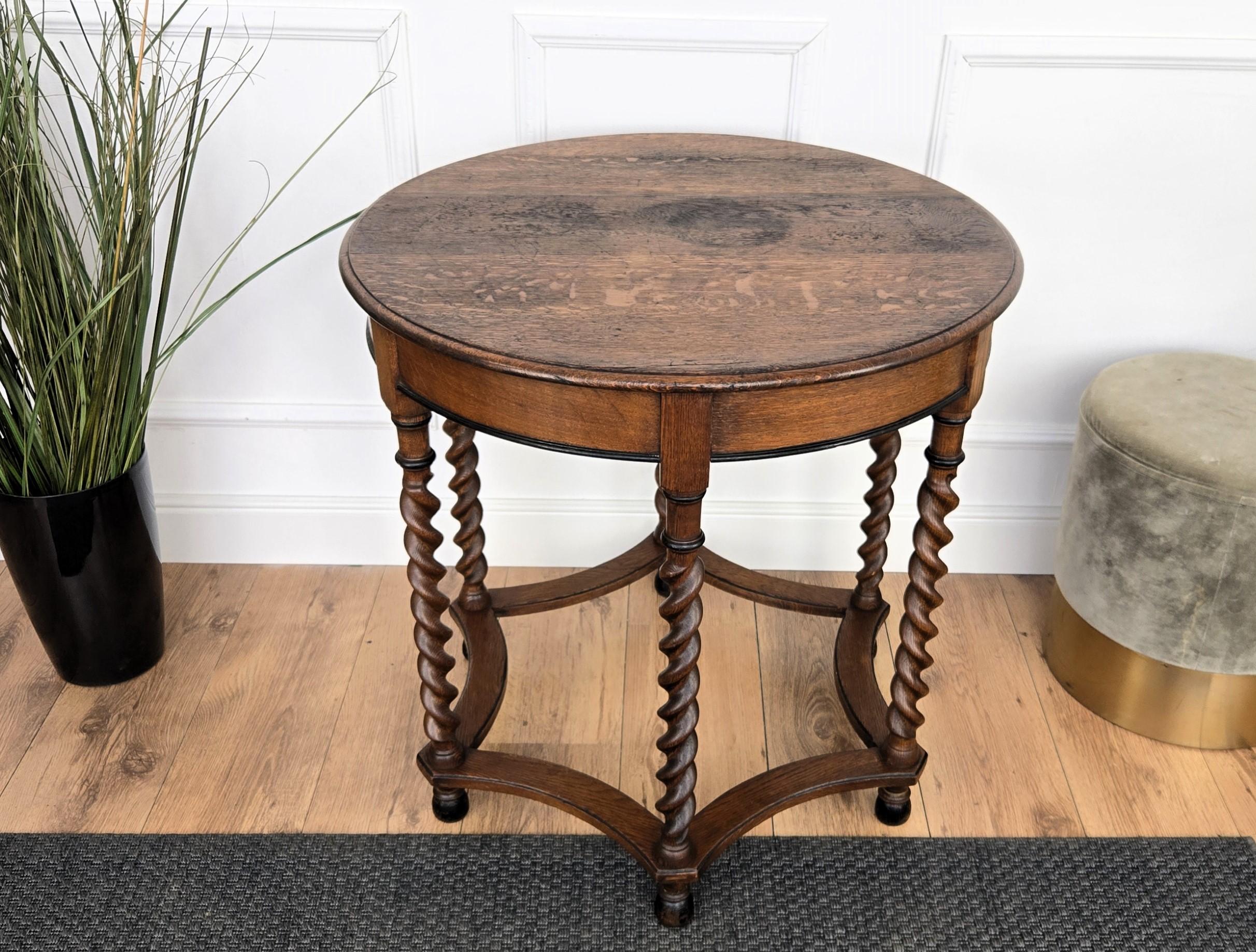 Antiker italienischer runder Beistelltisch aus Nussbaumholz mit gedrechselten Bobbin-Beinen (Holz) im Angebot
