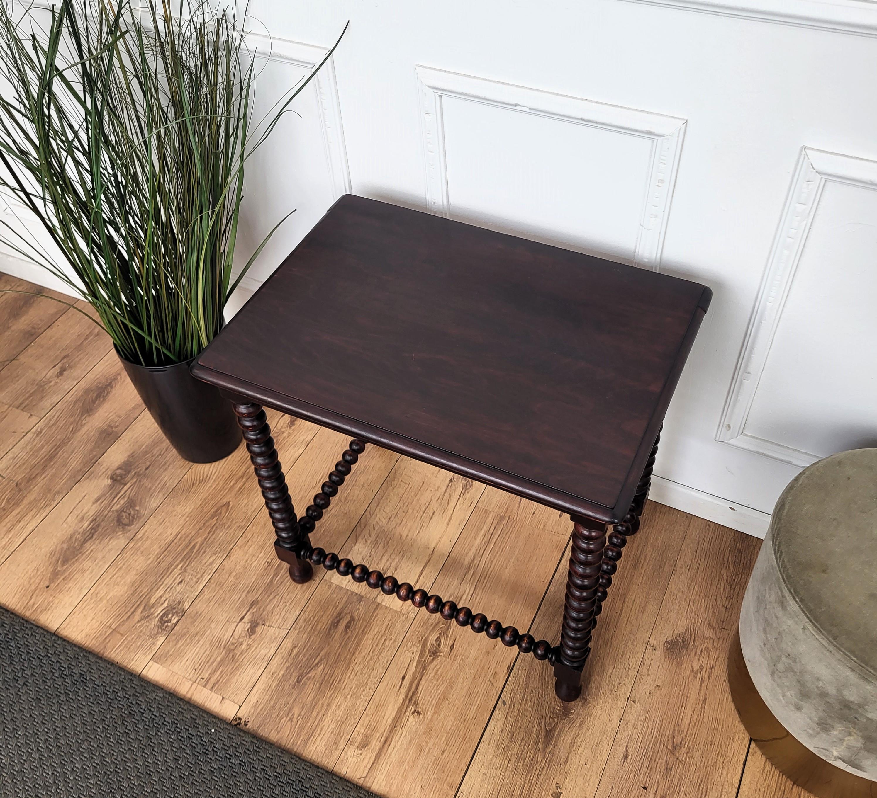 Mesa de centro auxiliar Gueridón de nogal italiano antiguo con patas torneadas de bolillos siglo XX
