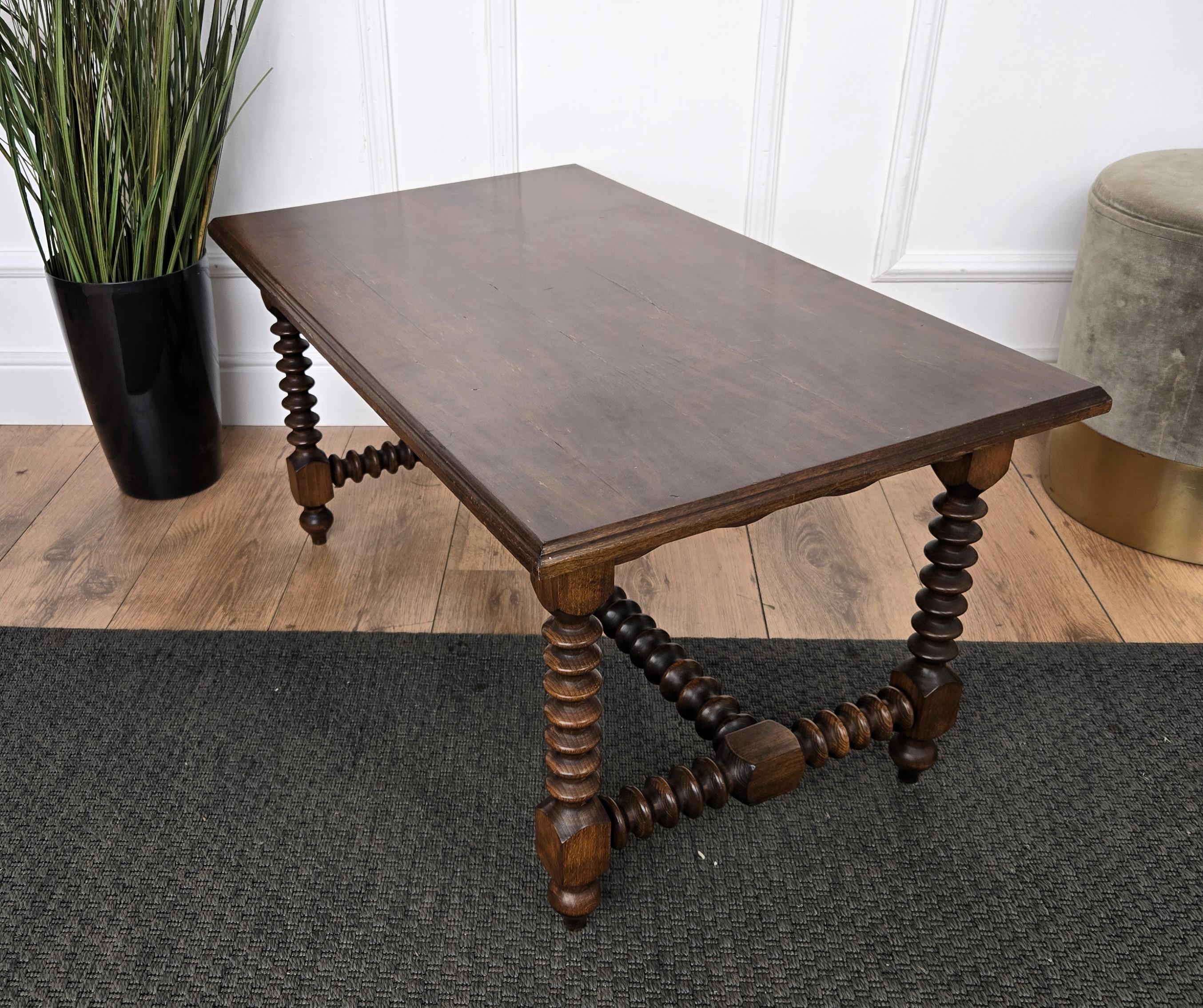 Antiker italienischer Beistelltisch aus Nussbaumholz mit gedrechselten Bobbin-Beinen (Holz) im Angebot