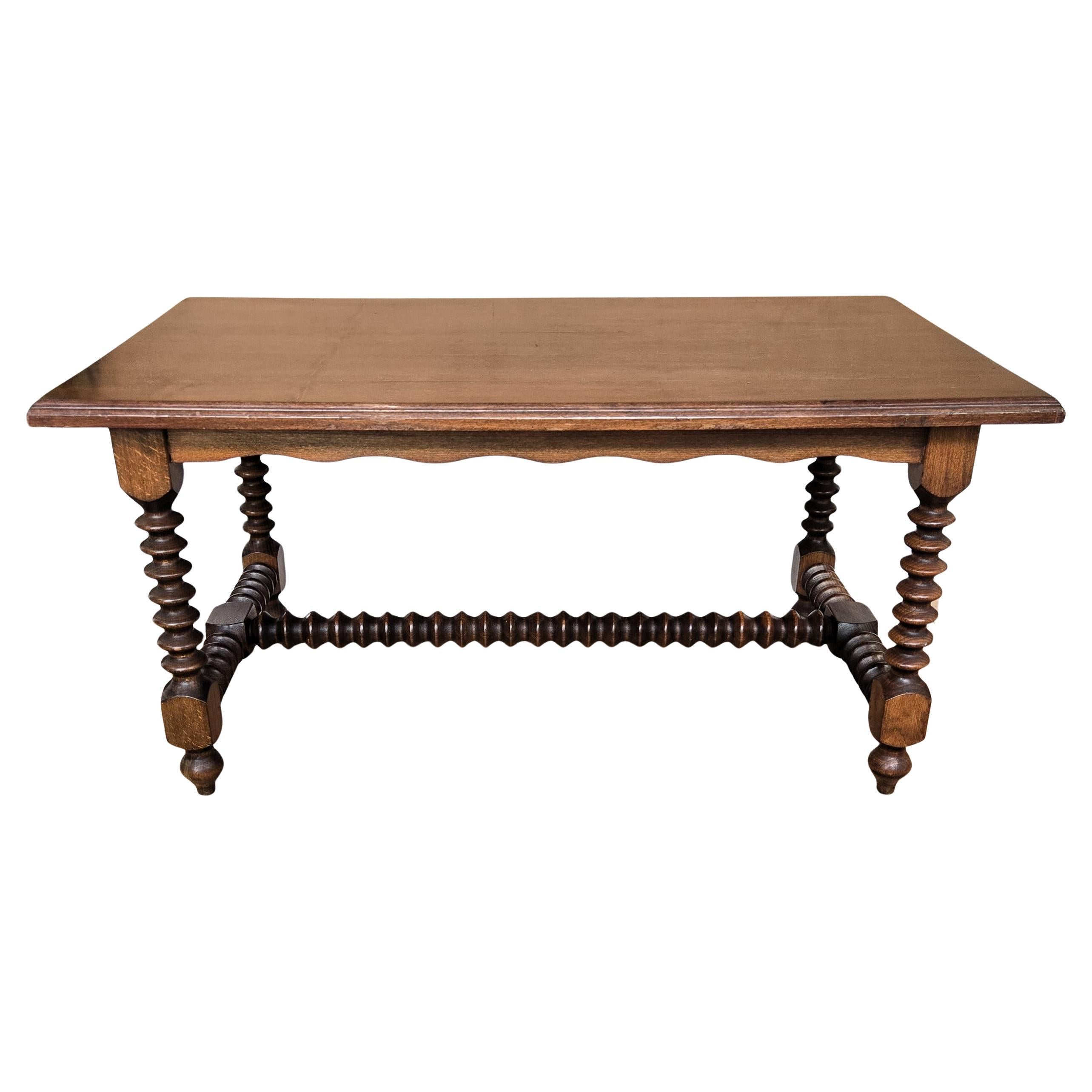 Mesa de centro auxiliar antigua italiana de nogal con patas torneadas de bolillo