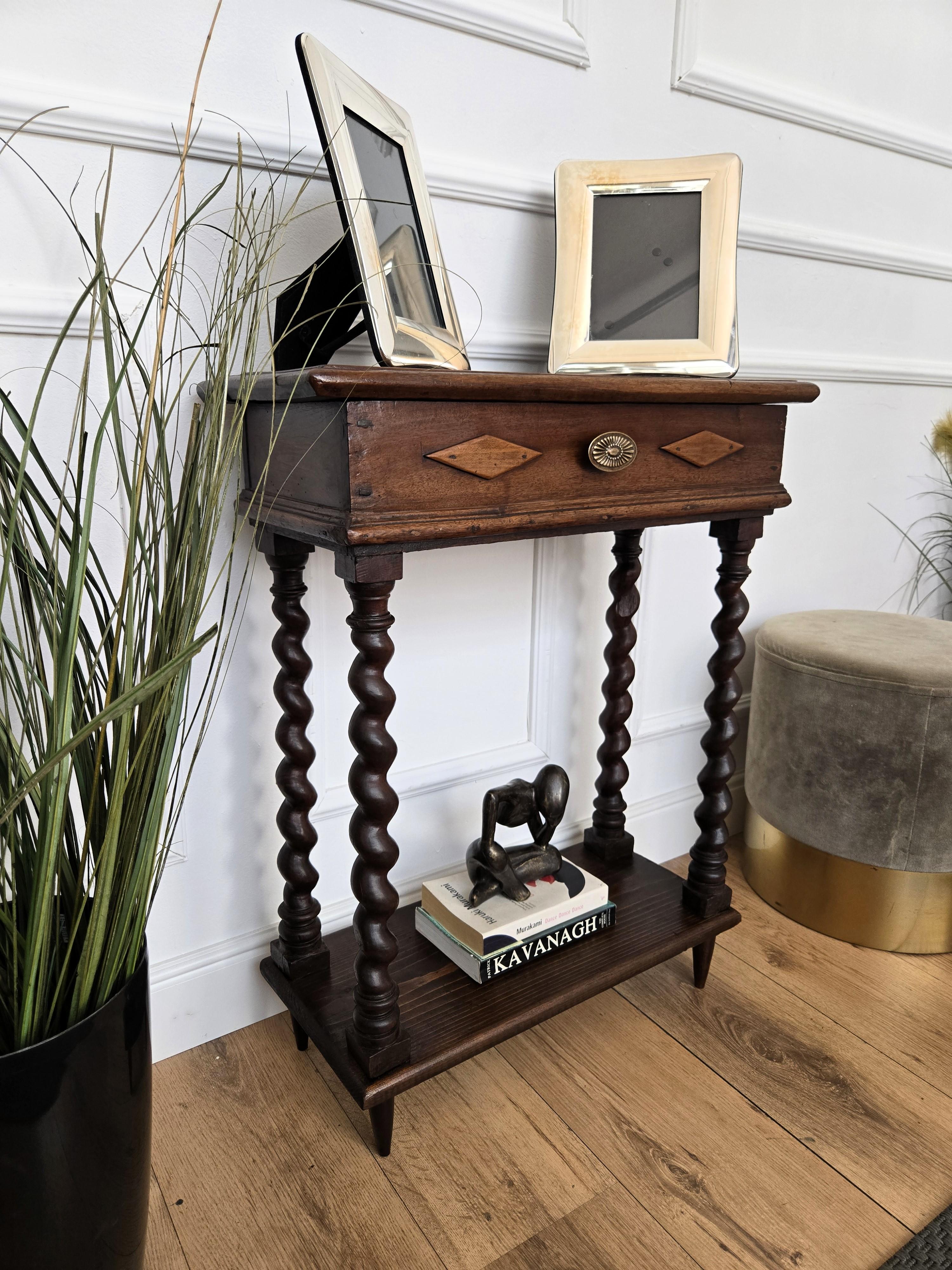 Bellissimo tavolino o consolle in noce massiccio italiano con quattro bellissime gambe intagliate in noce, con il piano smussato e i piedi conici. La parte anteriore è decorata come un cassetto, ma in realtà è la parte superiore che si solleva.