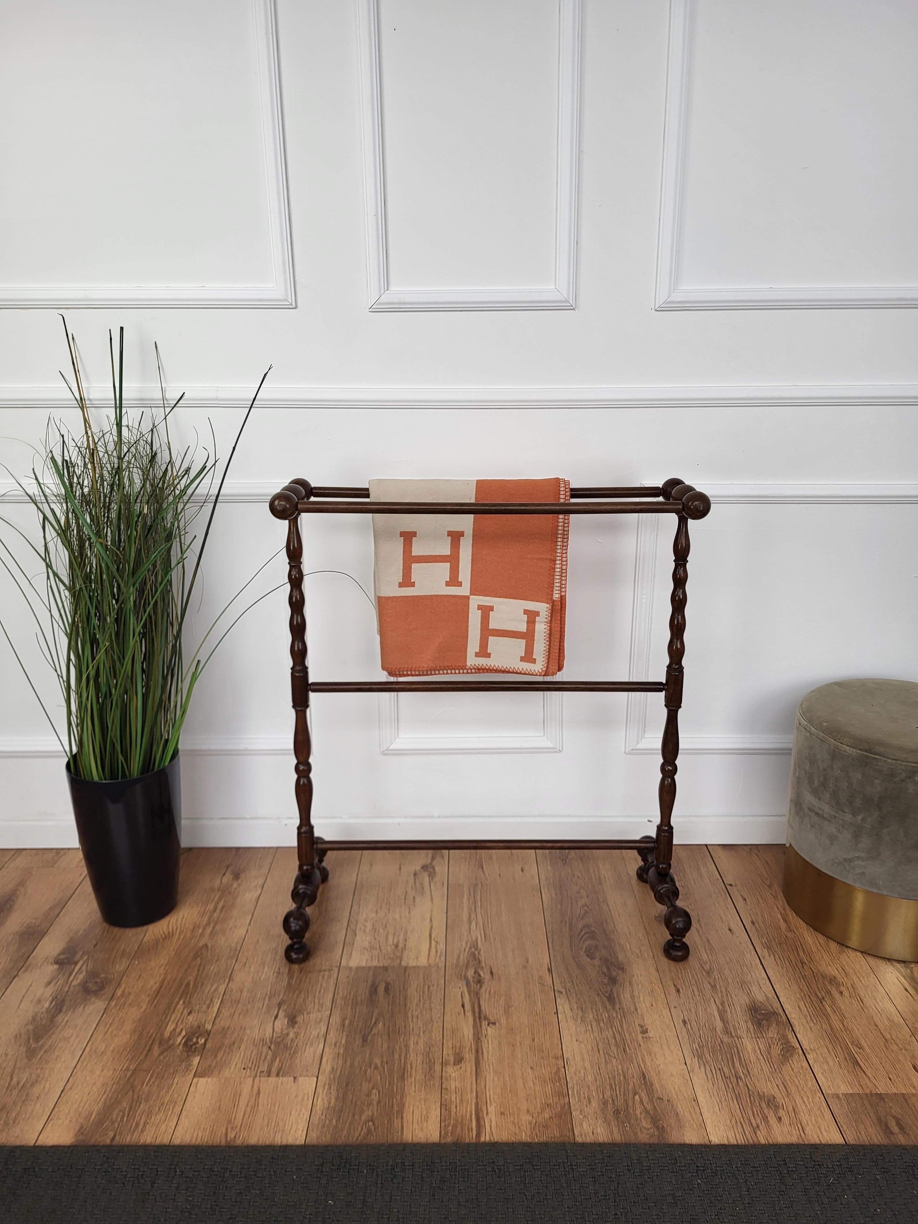 Beautiful antique Italian walnut towel rack or quilt stand with bamboo turnings, button feet. This towel rack or quilt stand is one of those handy pieces of furniture that easily moves from one place to another. It can be used in a bathroom to hold