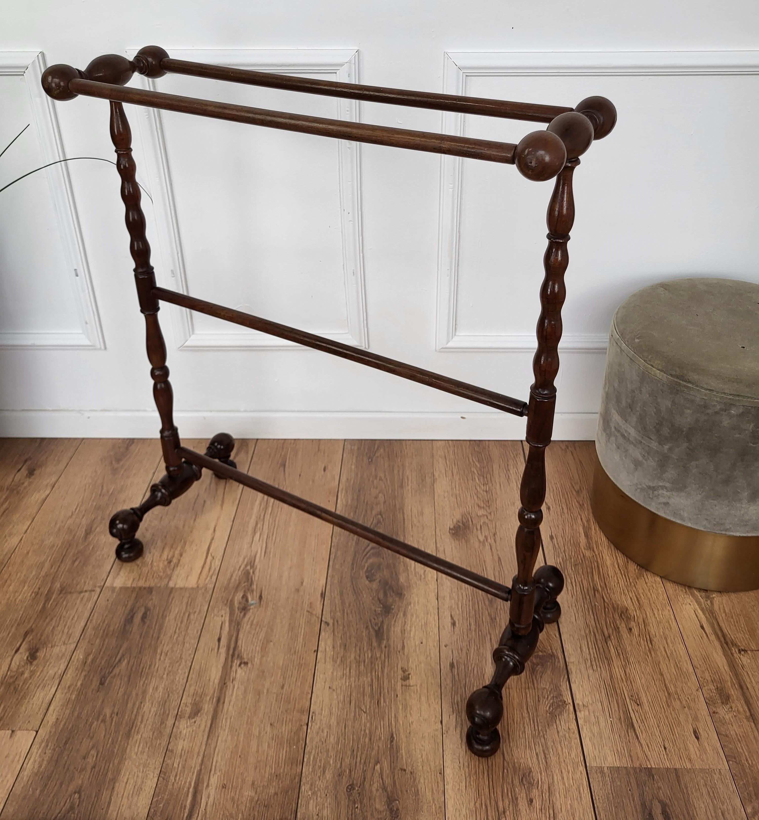 Antique Italian Walnut Towel Rack Rail with Carved Legs In Good Condition In Carimate, Como