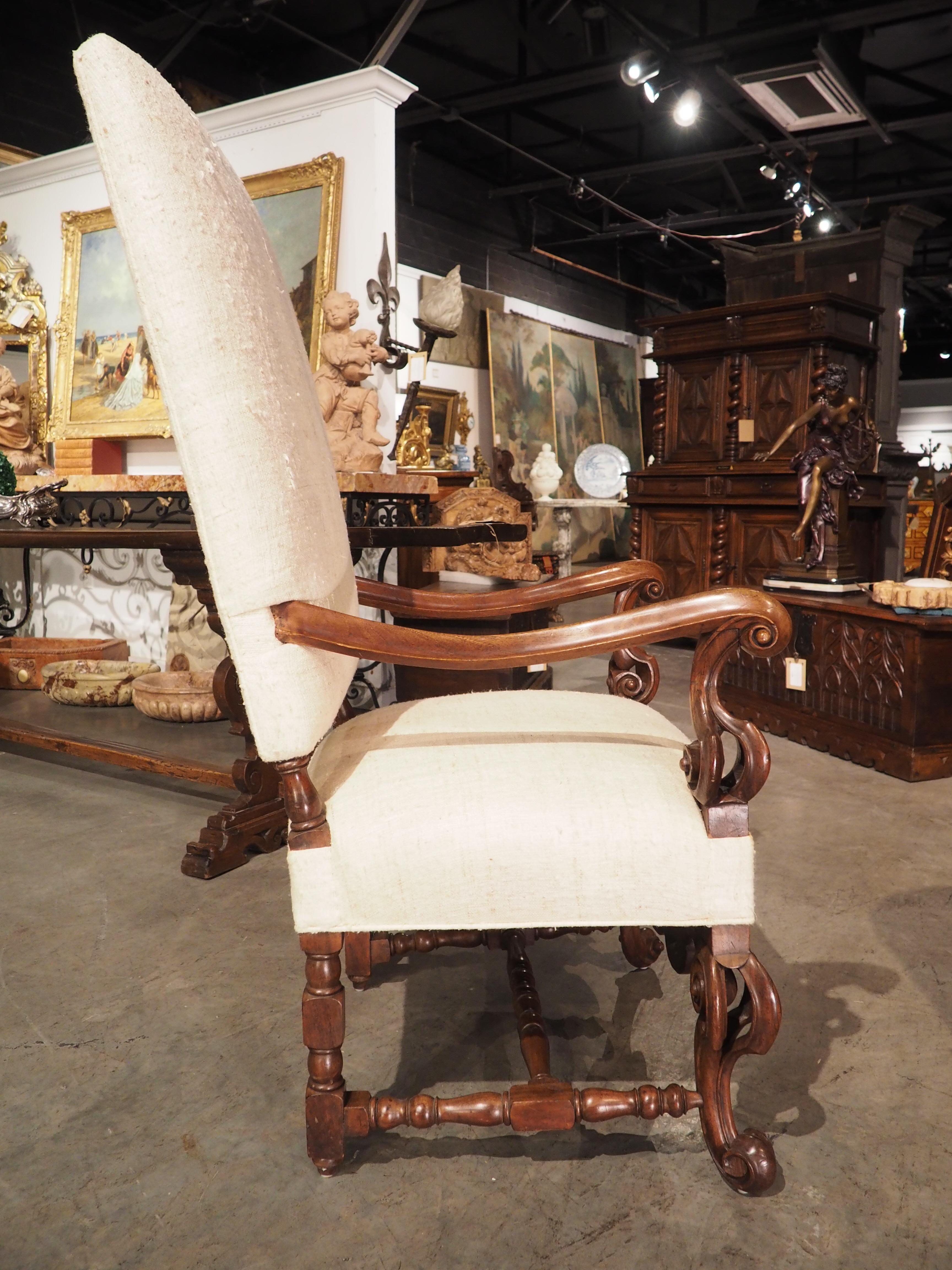 Antiker italienischer Sessel aus Nussbaumholz mit Rohseide-Polsterung, um 1890 im Angebot 4