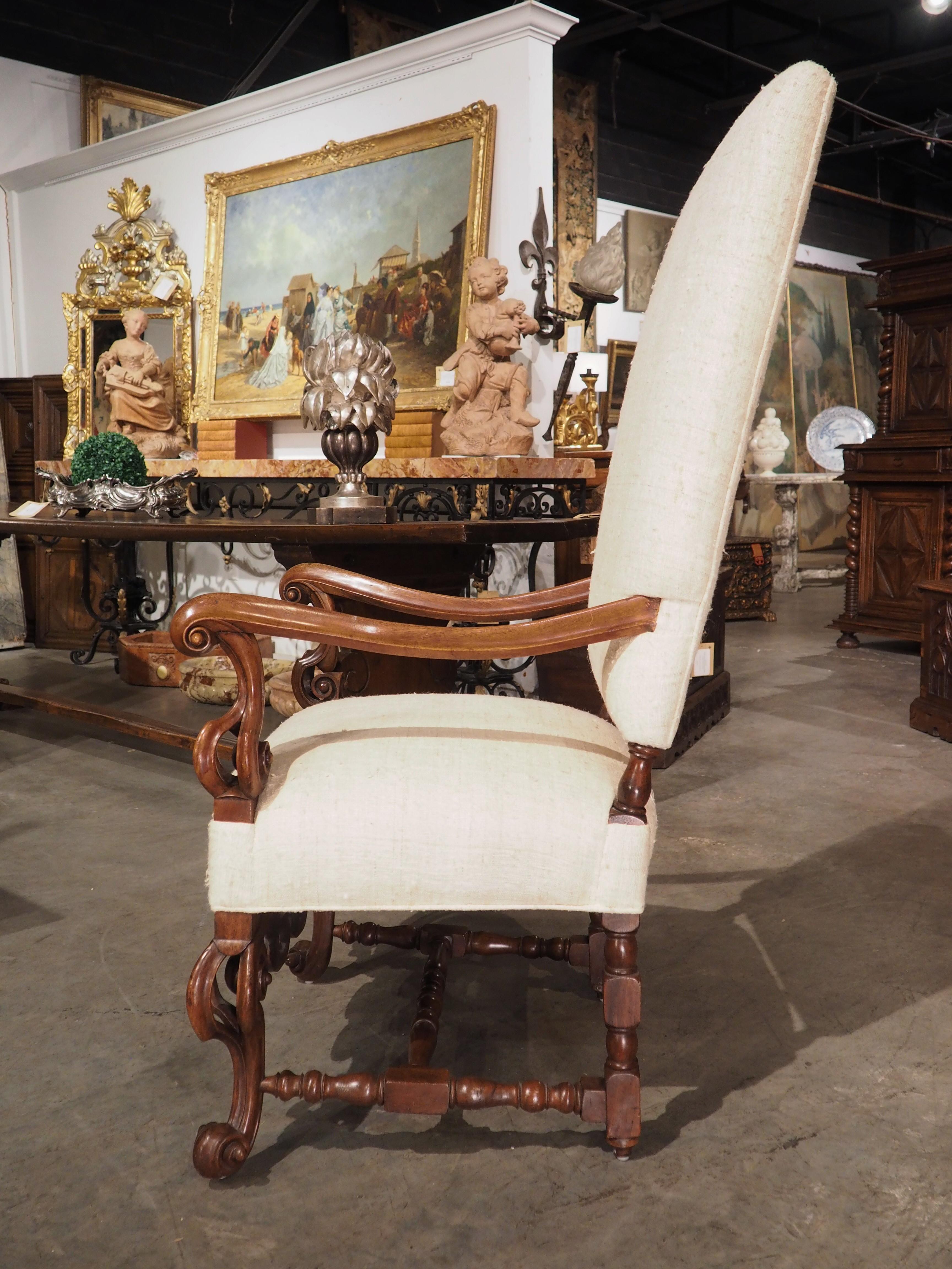 Antiker italienischer Sessel aus Nussbaumholz mit Rohseide-Polsterung, um 1890 im Angebot 11