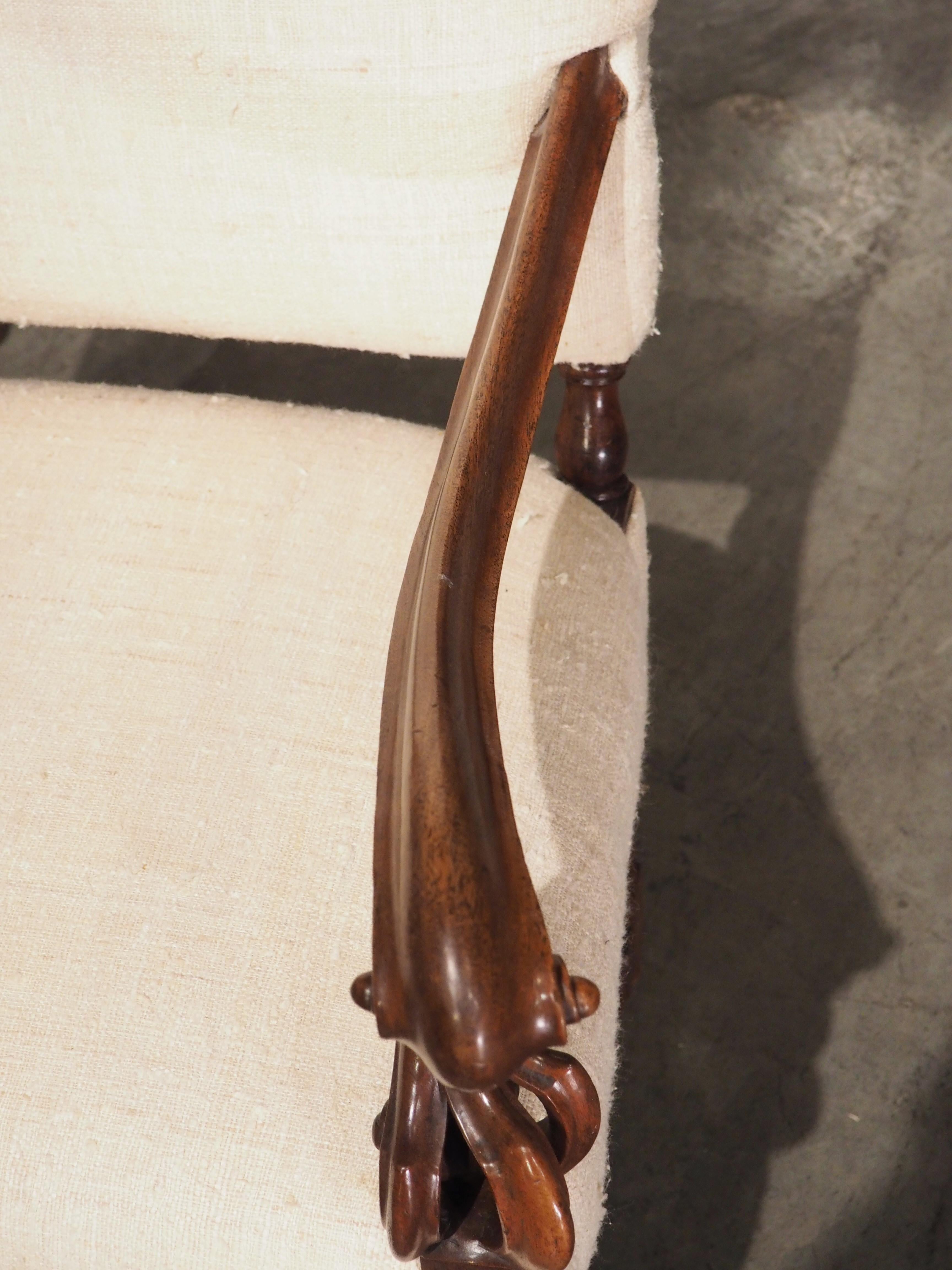 Antiker italienischer Sessel aus Nussbaumholz mit Rohseide-Polsterung, um 1890 (Textil) im Angebot