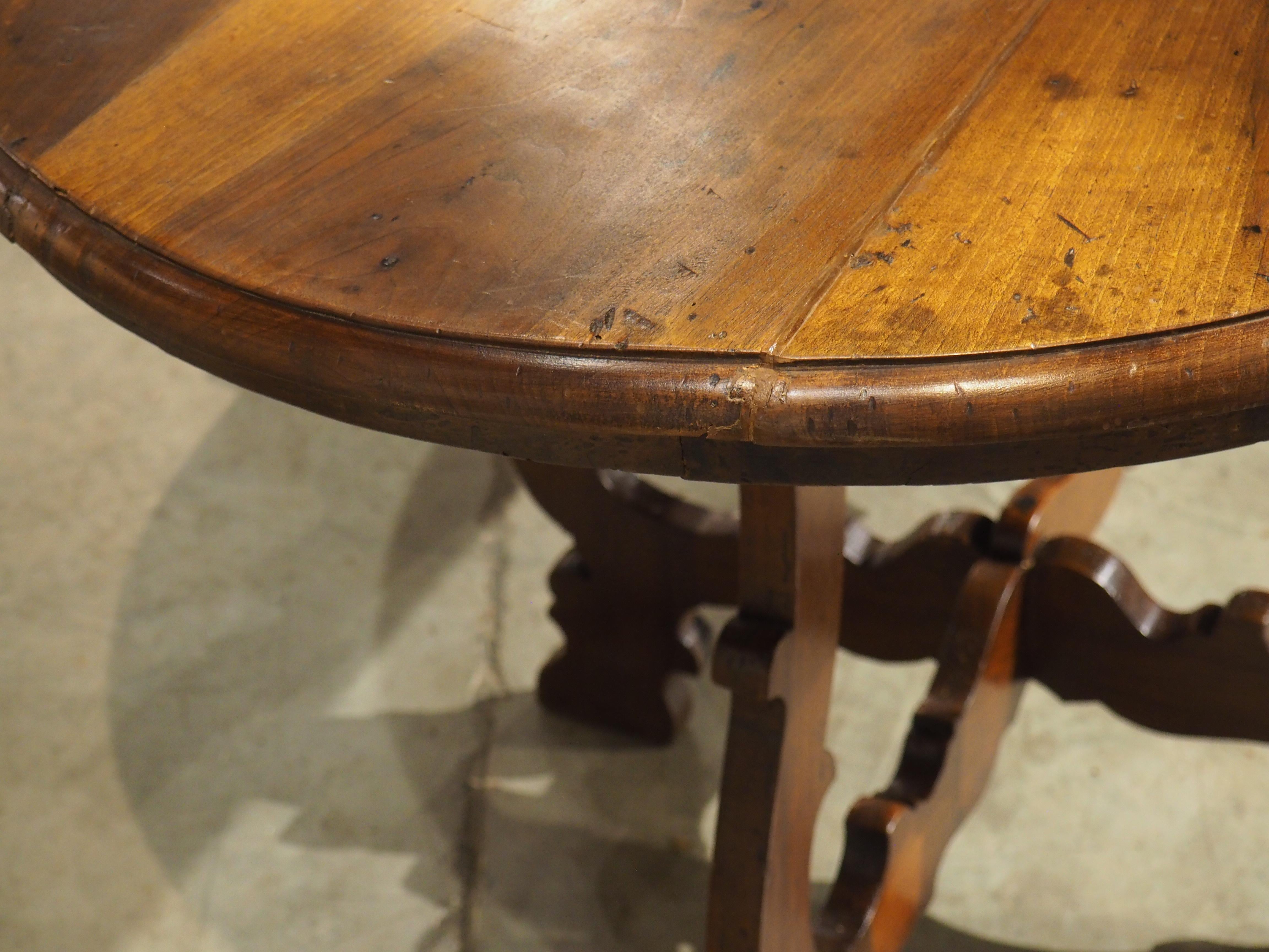 Antiker italienischer dreifacher Leier-Bein-Tisch aus Nussbaumholz, um 1860 im Angebot 4