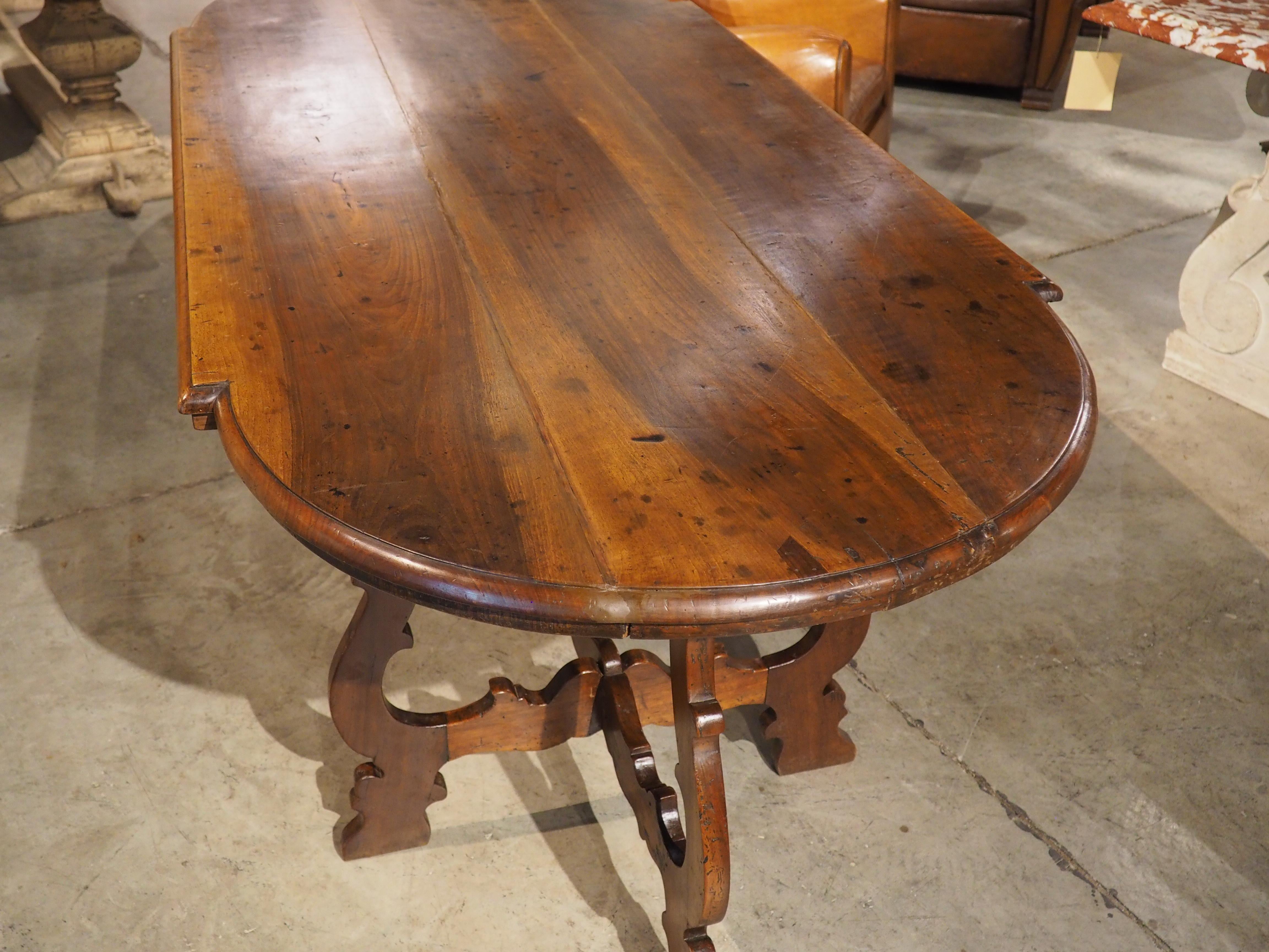 Antiker italienischer dreifacher Leier-Bein-Tisch aus Nussbaumholz, um 1860 im Angebot 9