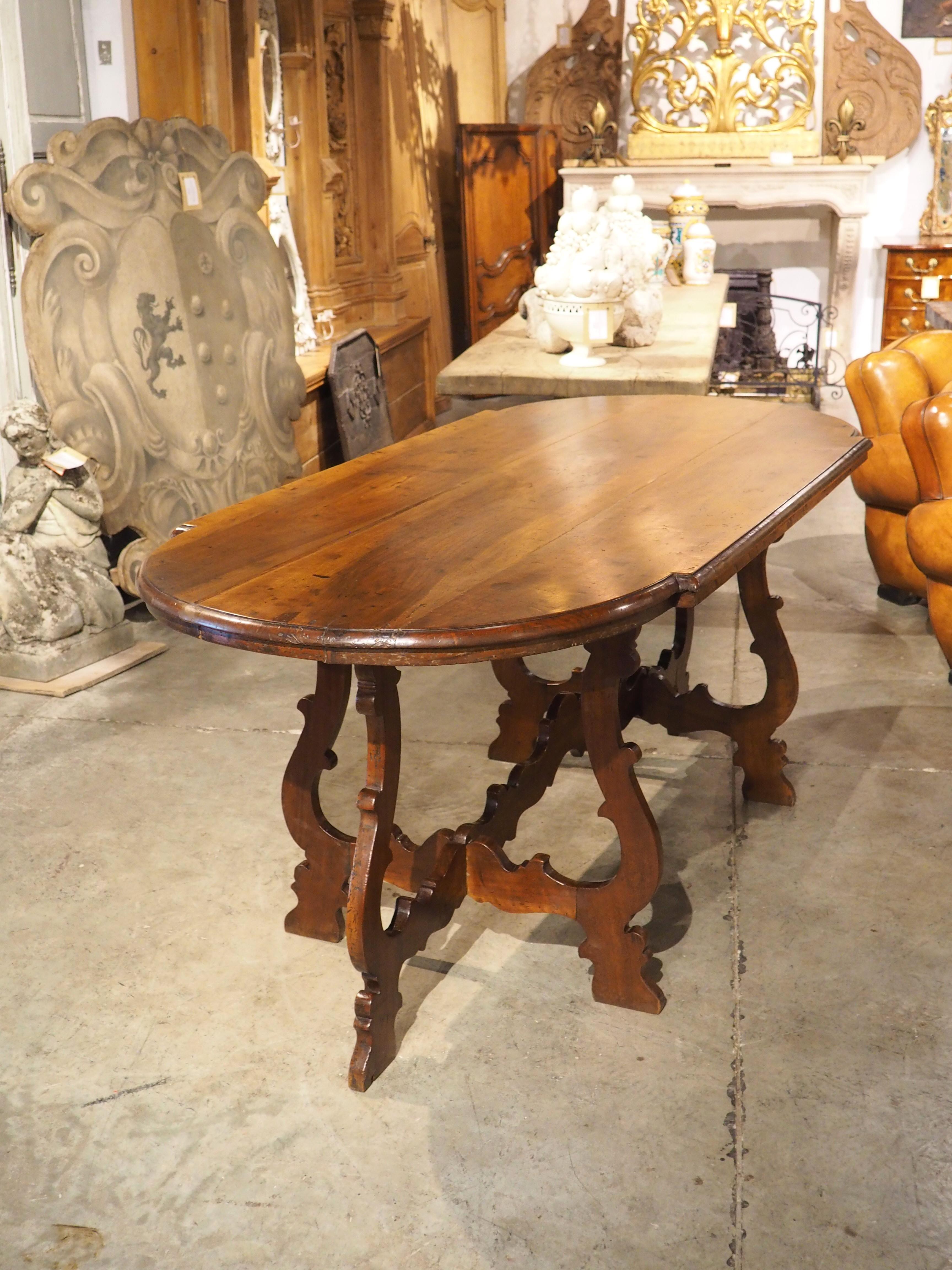 Antiker italienischer dreifacher Leier-Bein-Tisch aus Nussbaumholz, um 1860 im Angebot 10