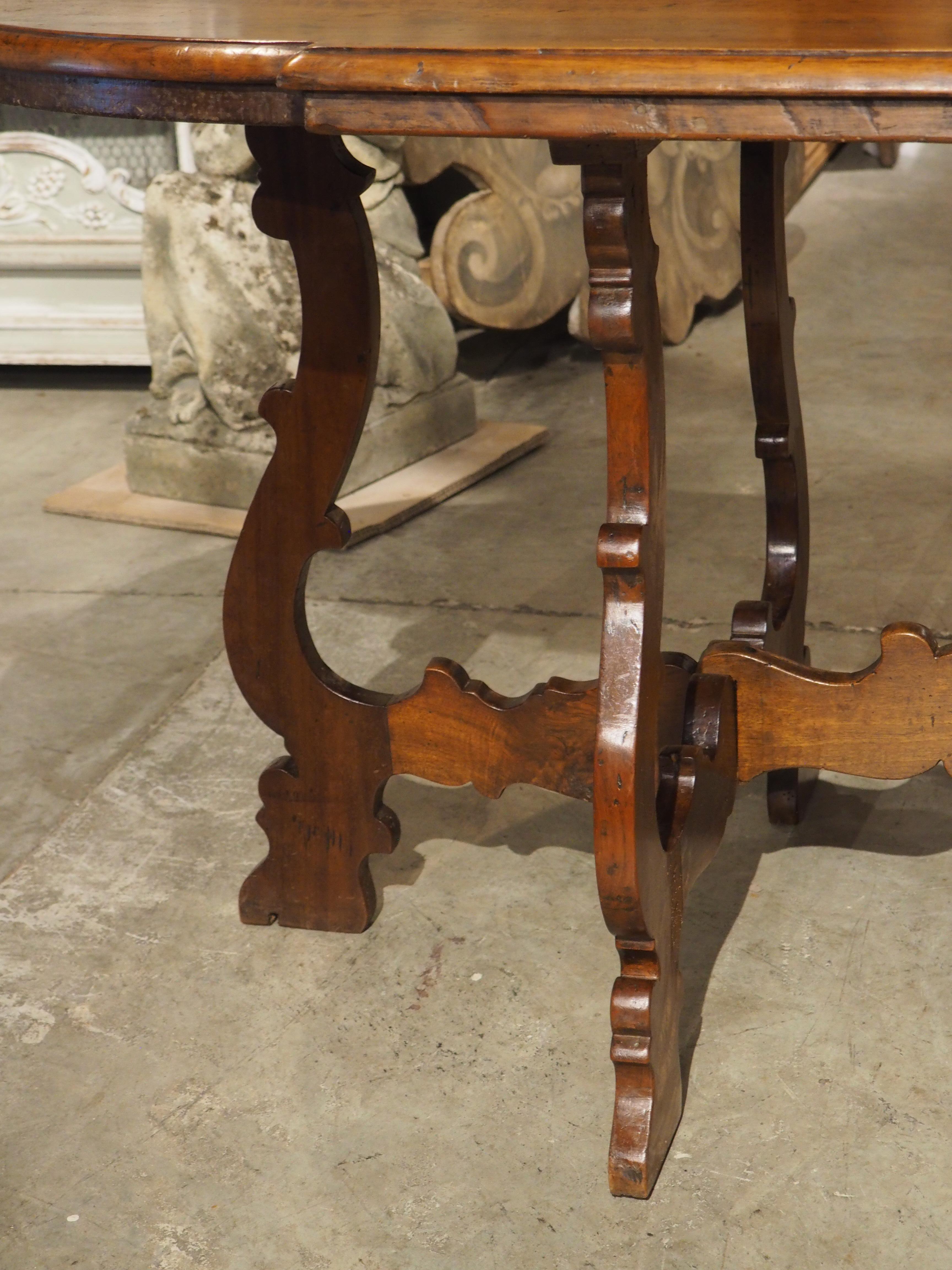 Antiker italienischer dreifacher Leier-Bein-Tisch aus Nussbaumholz, um 1860 im Angebot 12
