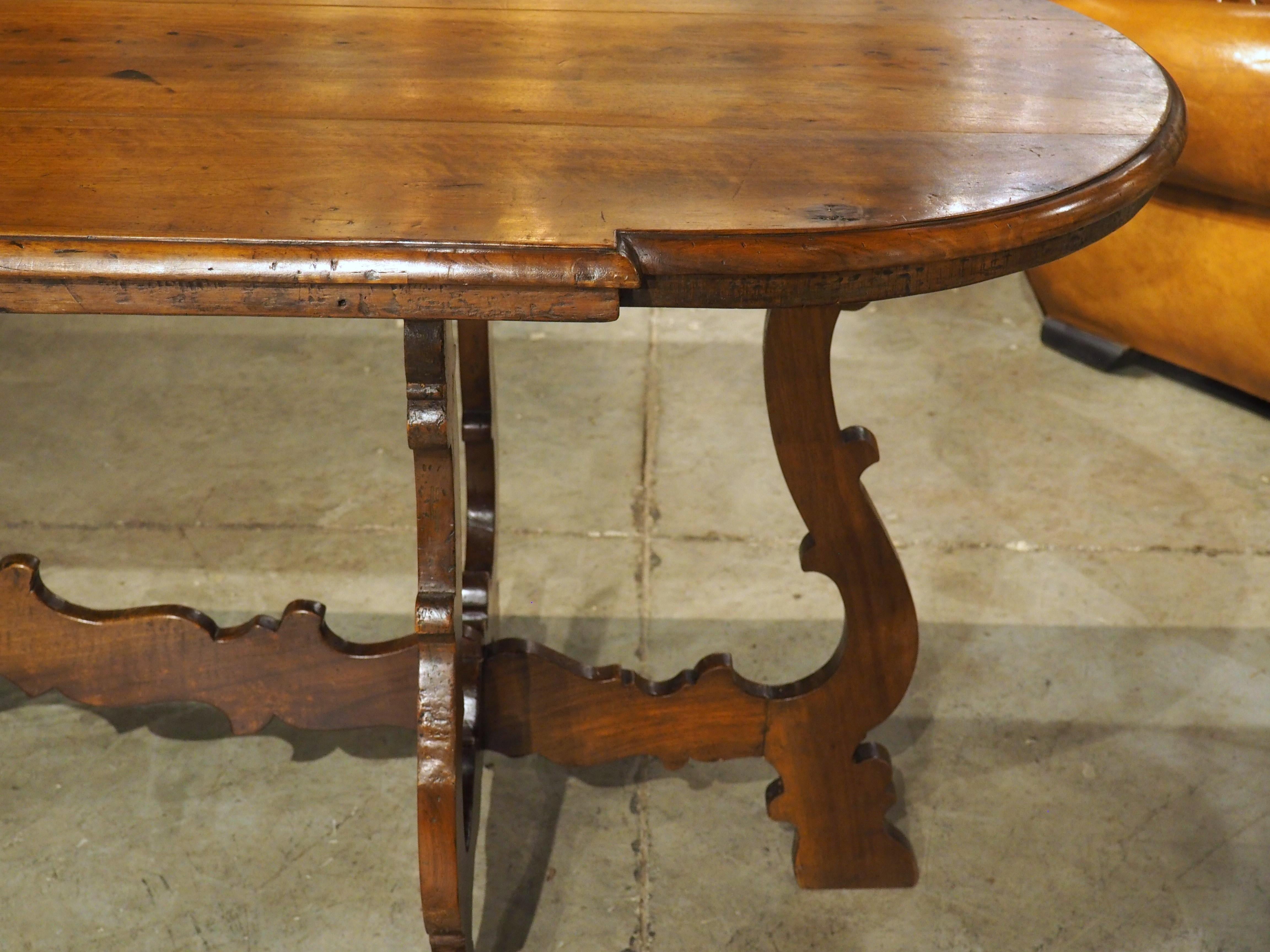 Antiker italienischer dreifacher Leier-Bein-Tisch aus Nussbaumholz, um 1860 im Angebot 13