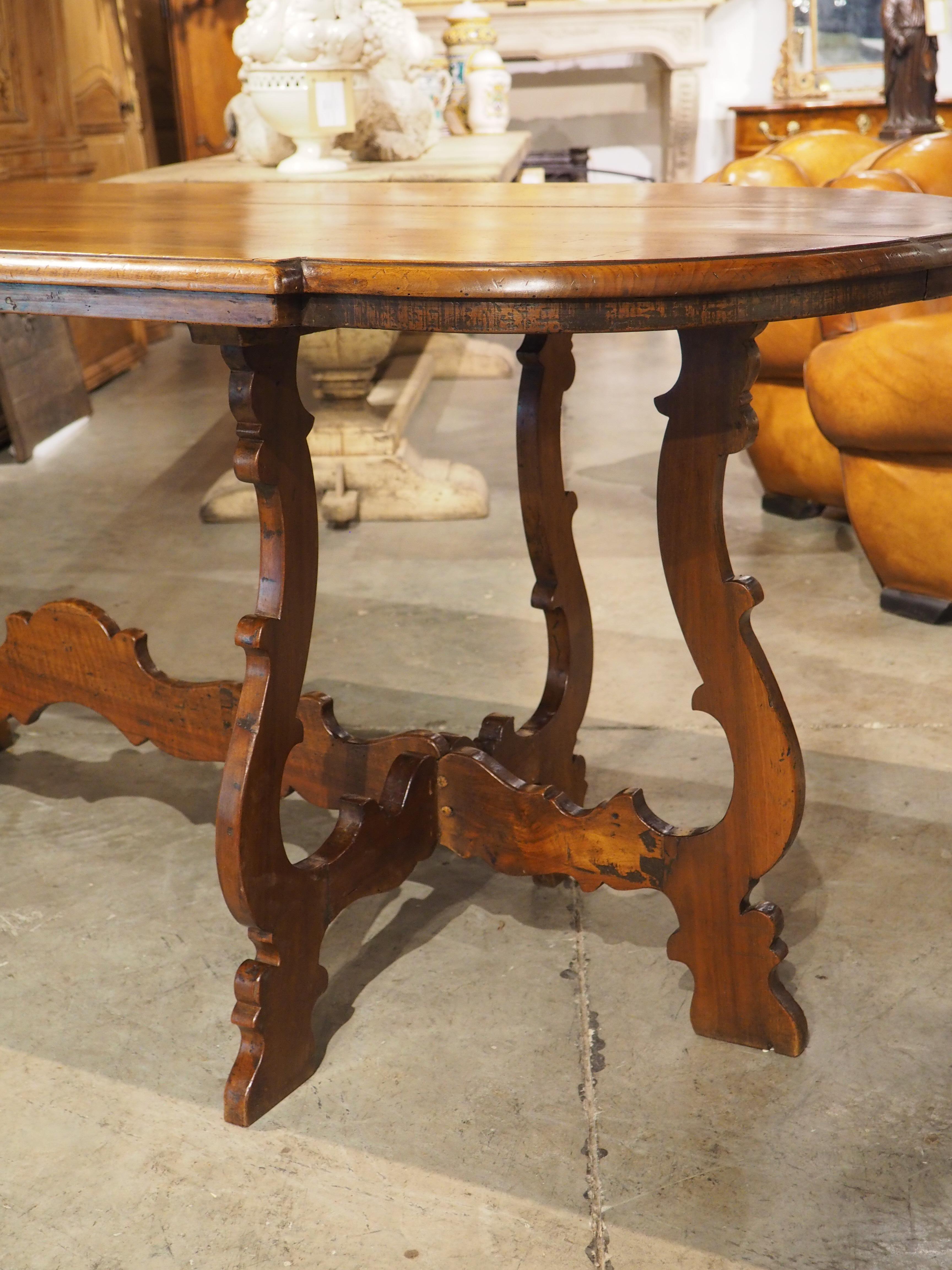 Antiker italienischer dreifacher Leier-Bein-Tisch aus Nussbaumholz, um 1860 im Zustand „Gut“ im Angebot in Dallas, TX