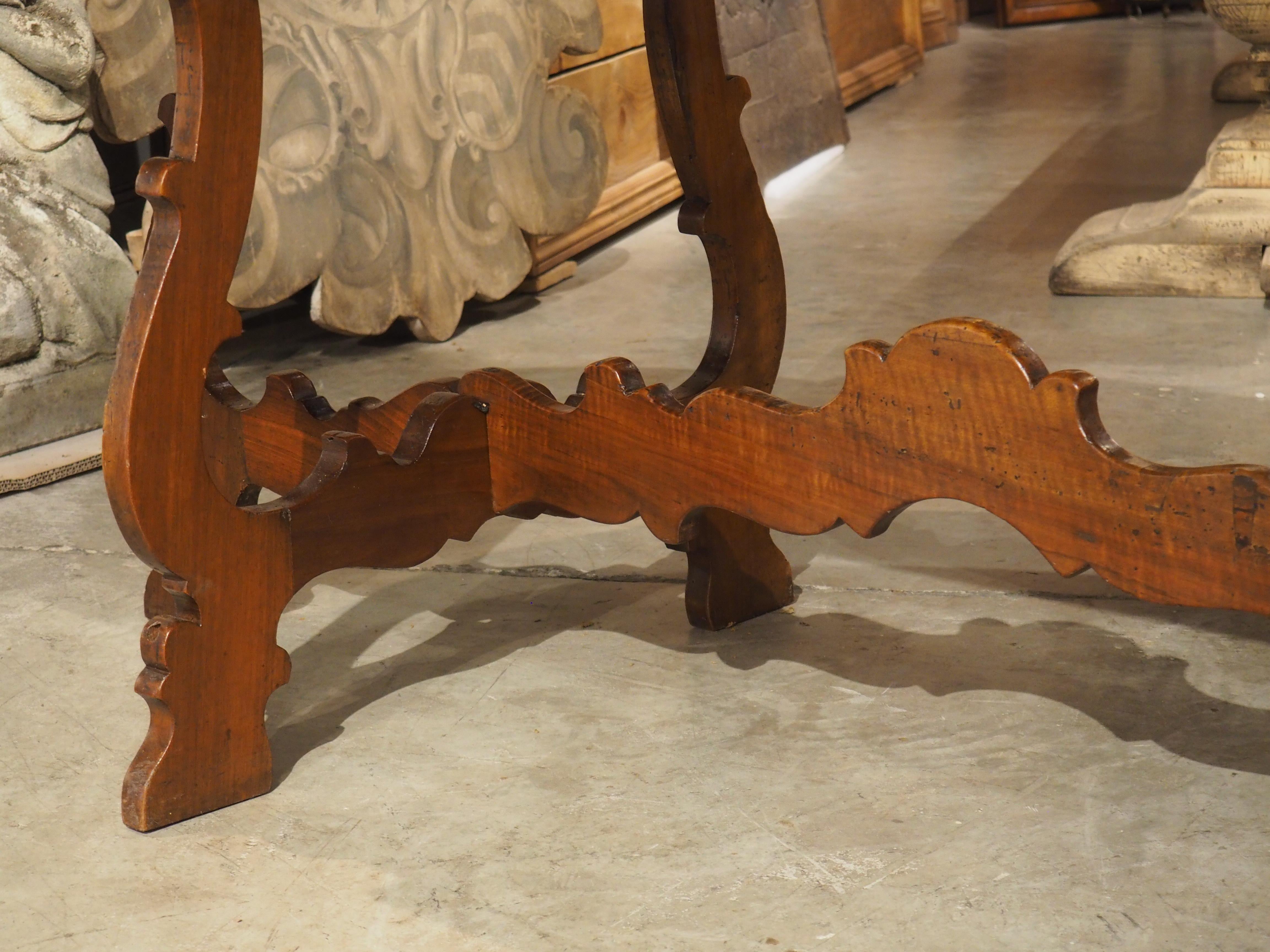 Antiker italienischer dreifacher Leier-Bein-Tisch aus Nussbaumholz, um 1860 (Holz) im Angebot