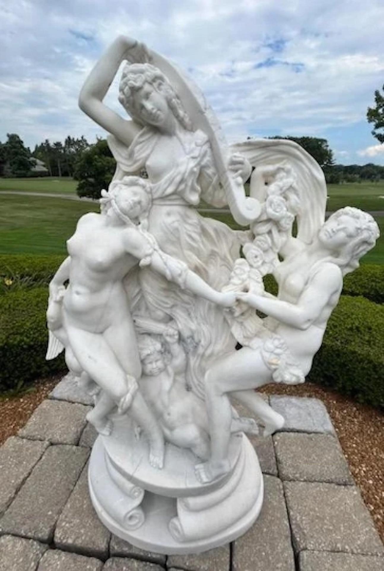 Scultura antica italiana in marmo bianco di Carrara con 