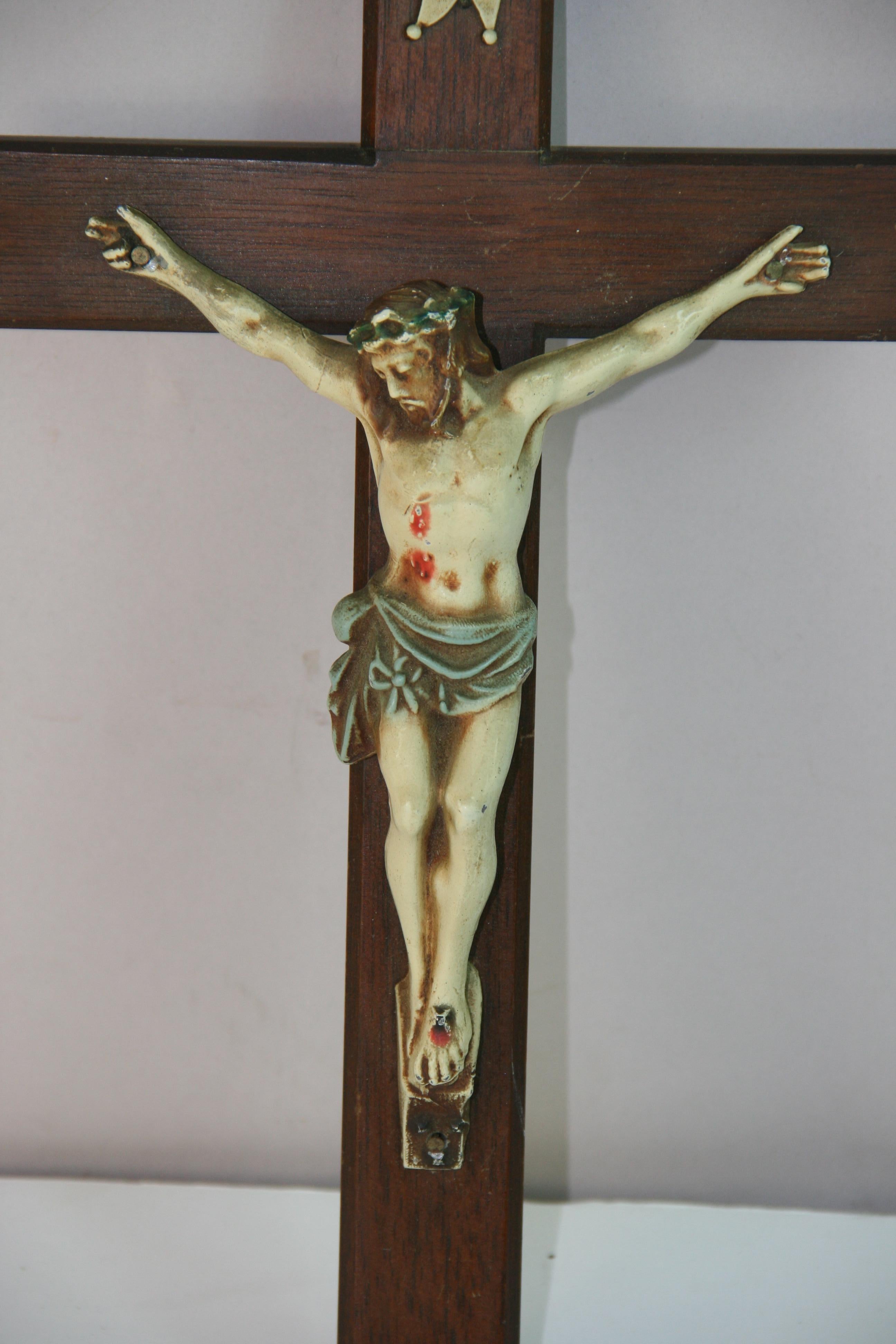 Antique Italian Wood and Handpainted Metal Crucifix en Bueno estado para la venta en Douglas Manor, NY
