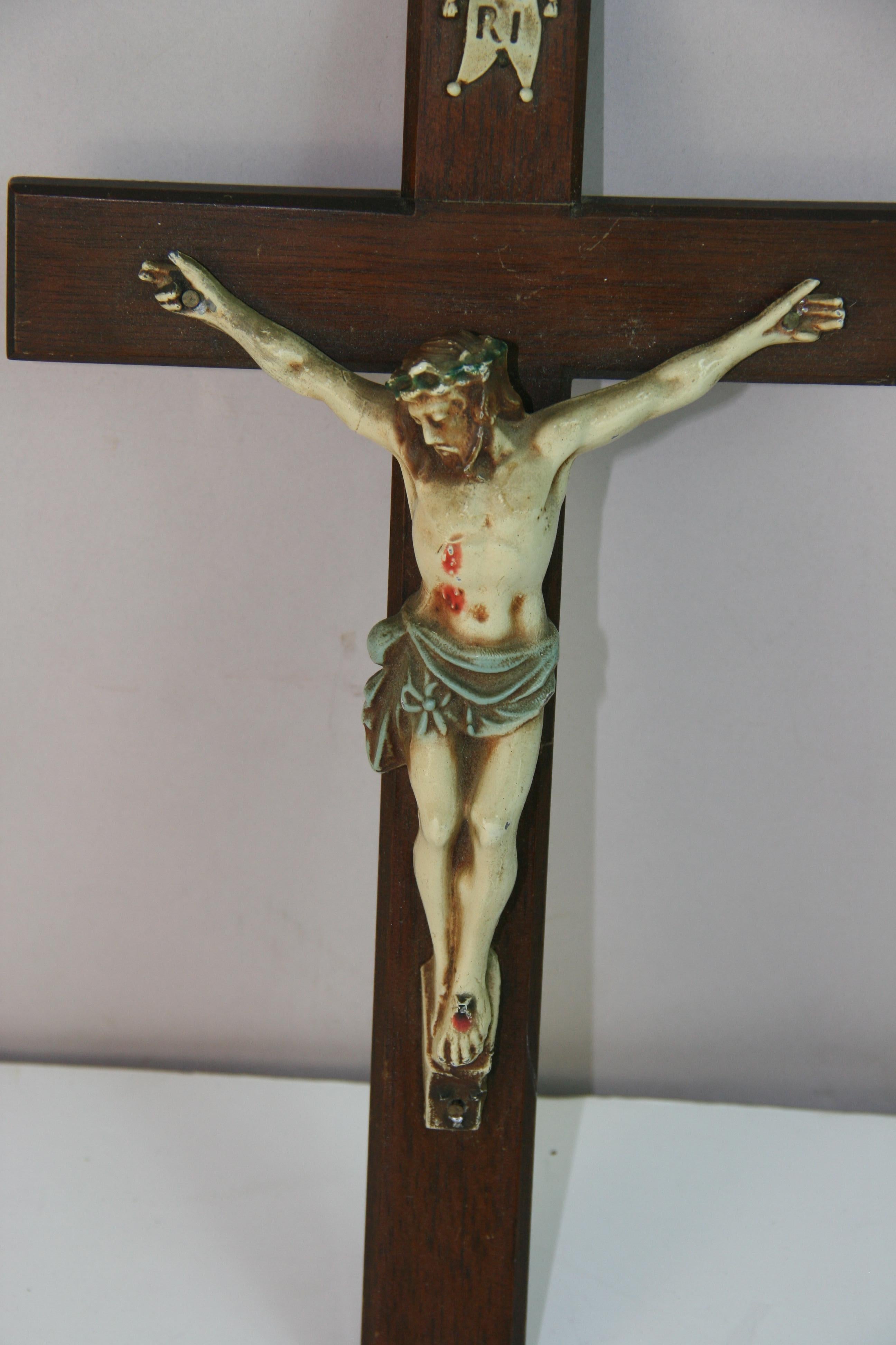 Antique Italian Wood and Handpainted Metal Crucifix en venta 1