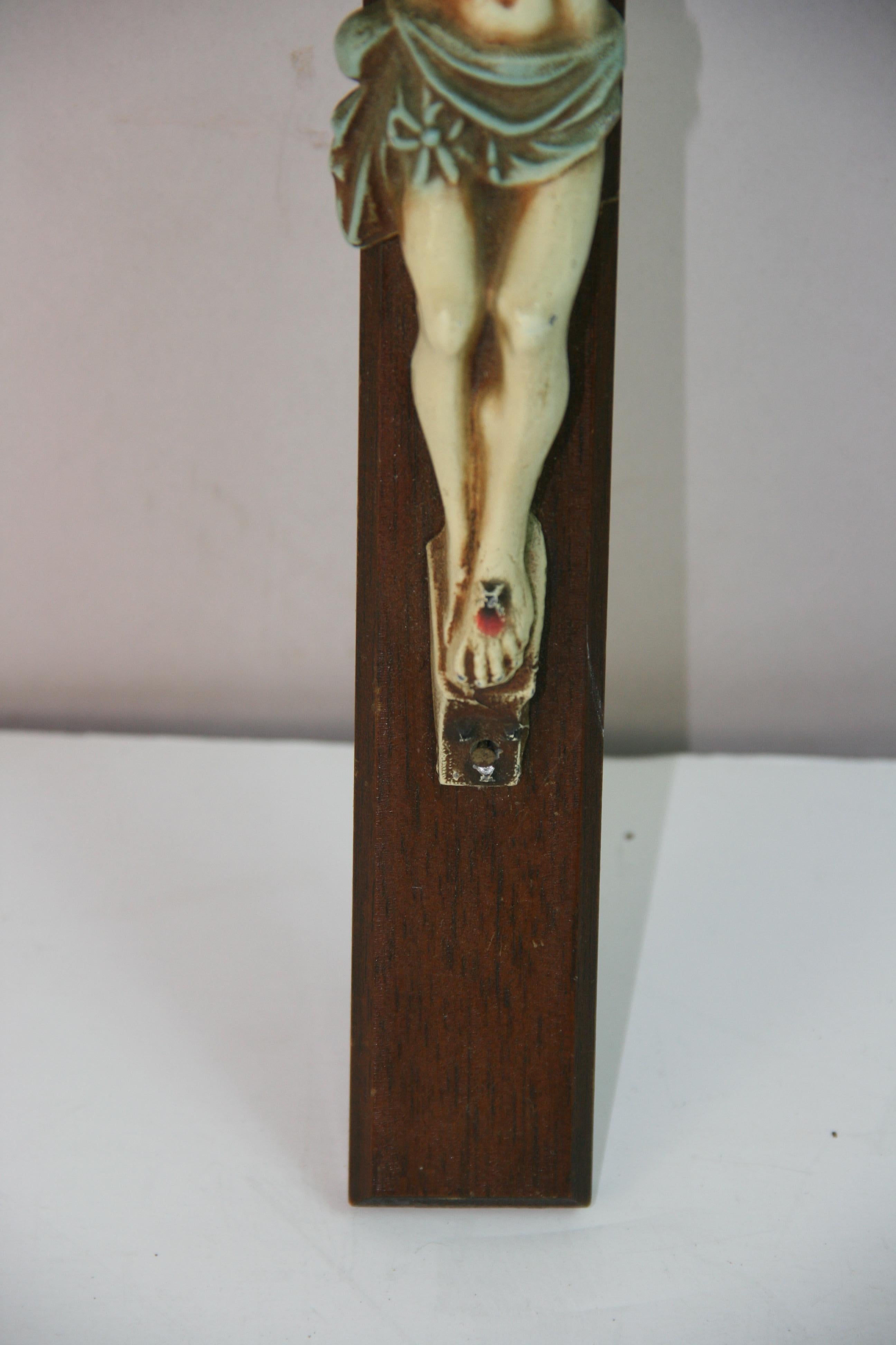 Antique Italian Wood and Handpainted Metal Crucifix en venta 2