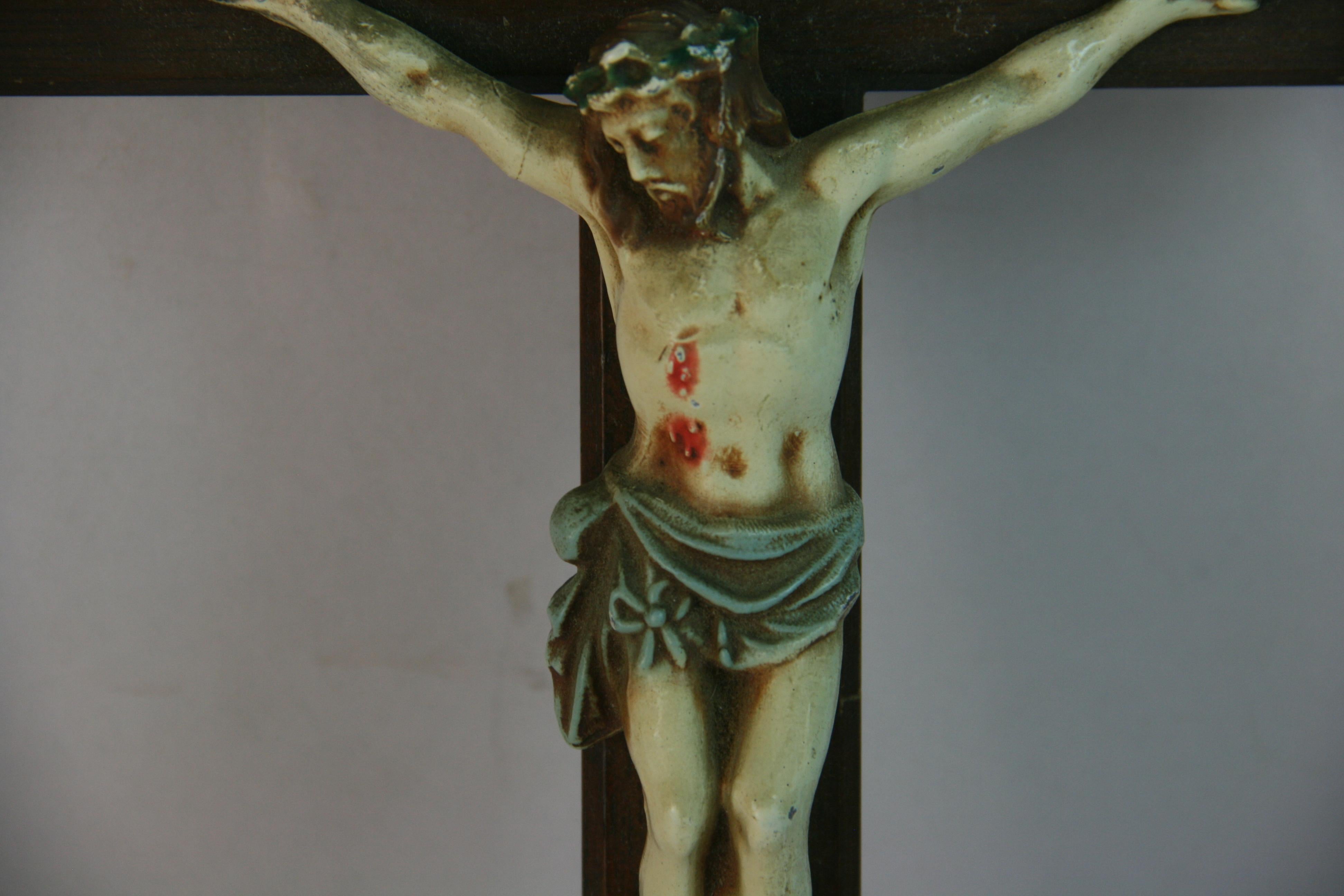 Antique Italian Wood and Handpainted Metal Crucifix en venta 3