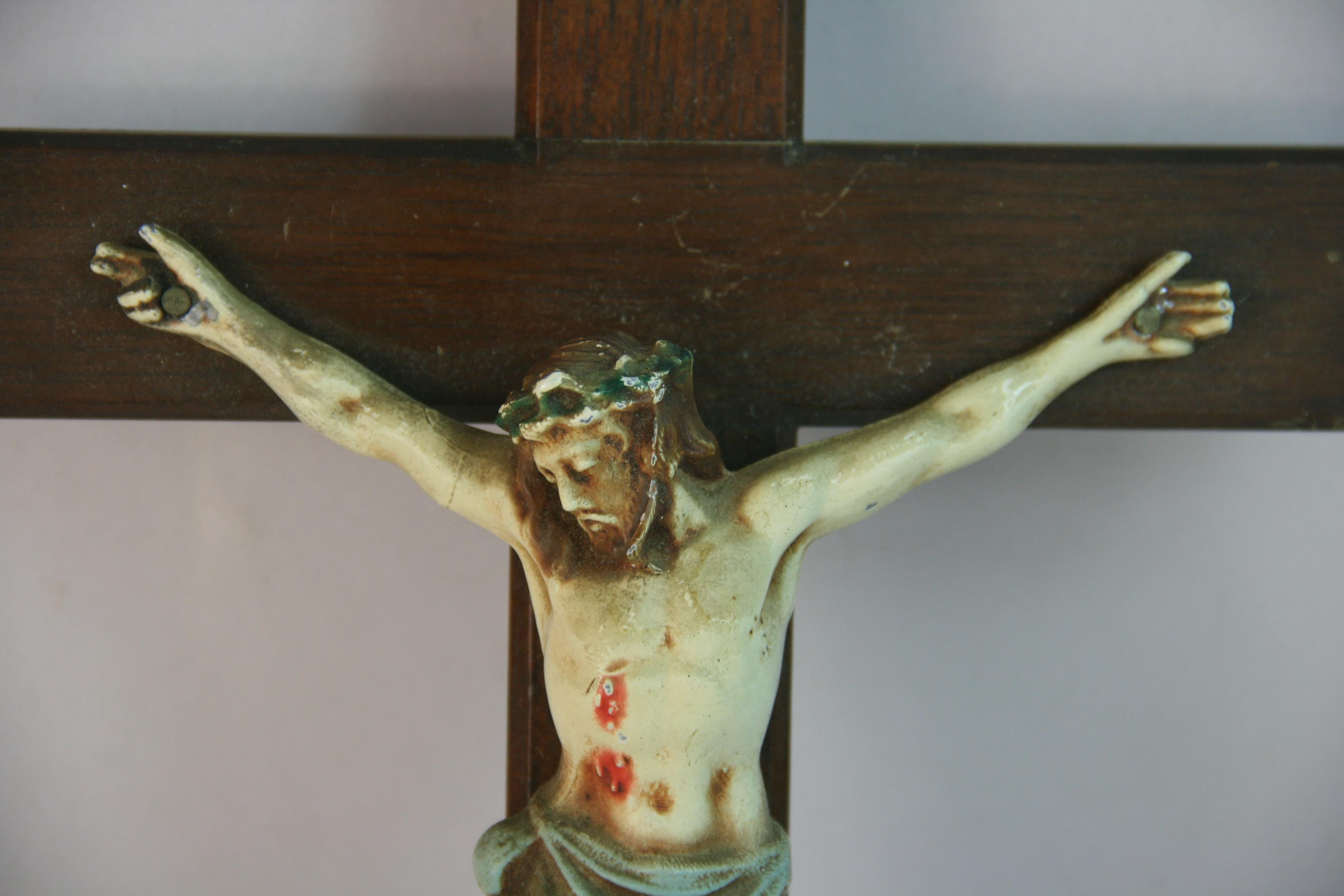 Antique Italian Wood and Handpainted Metal Crucifix en venta 4