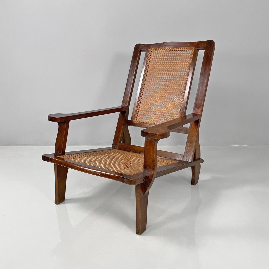 Antiker italienischer Sessel aus Holz und Wiener Stroh, Anfang 1900
Sessel mit rechteckigem Fuß. Der Sitz und die Rückenlehne sind mit Wiener Stroh bezogen. Das Gestell ist vollständig aus Holz und hat einen rechteckigen Querschnitt, eine leicht