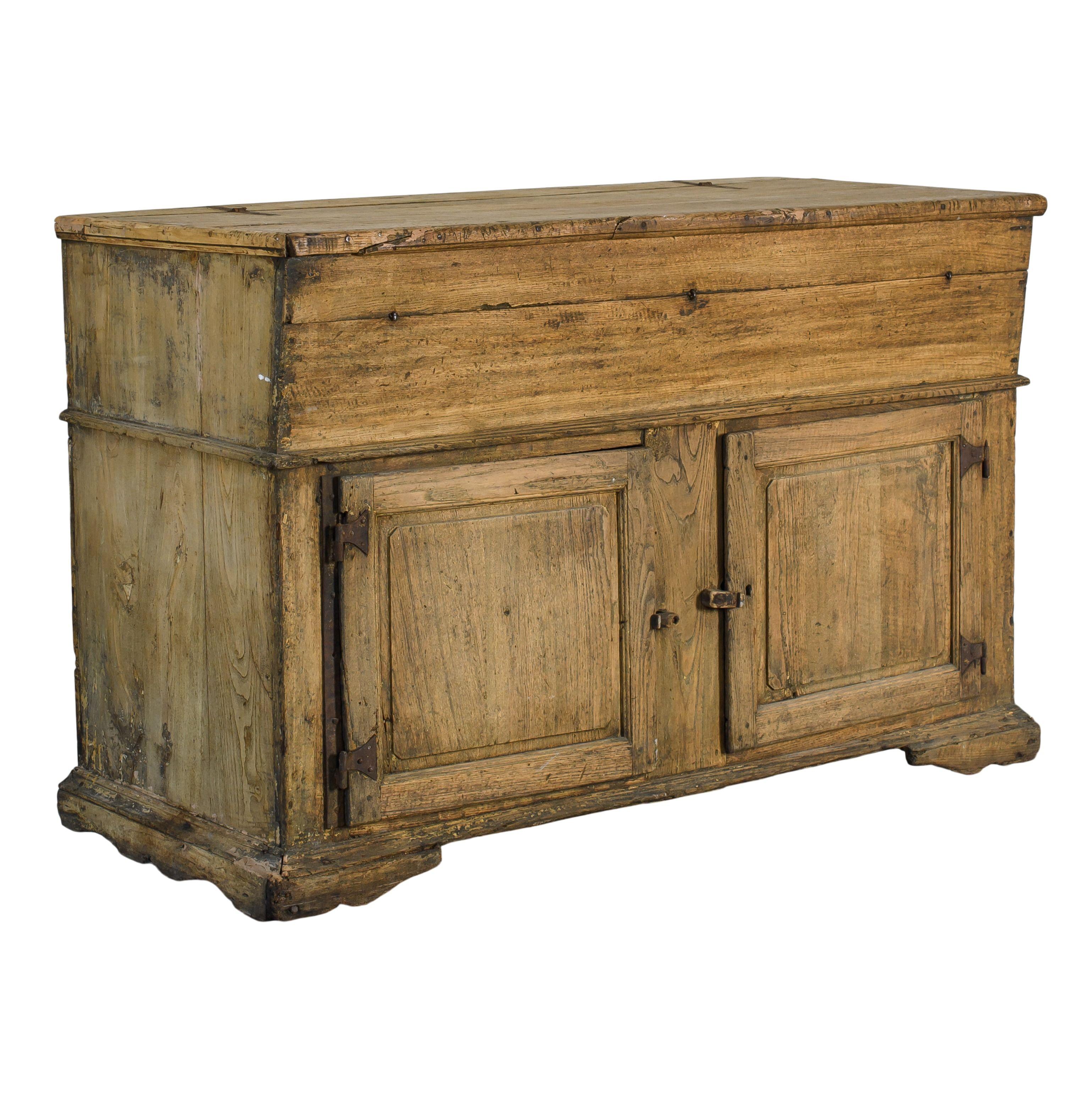 Questo perfetto mobile vintage in legno è stato realizzato nel XIX secolo in Italia e originariamente veniva utilizzato per la preparazione del pane. L'armadietto è realizzato in un legno chiaro, usurato da anni di utilizzo, che conferisce al pezzo