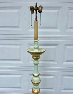 Antike italienische Holz-Stehlampe im Barockstil mit zwei Lichtern aus geschnitztem Fackelholz.