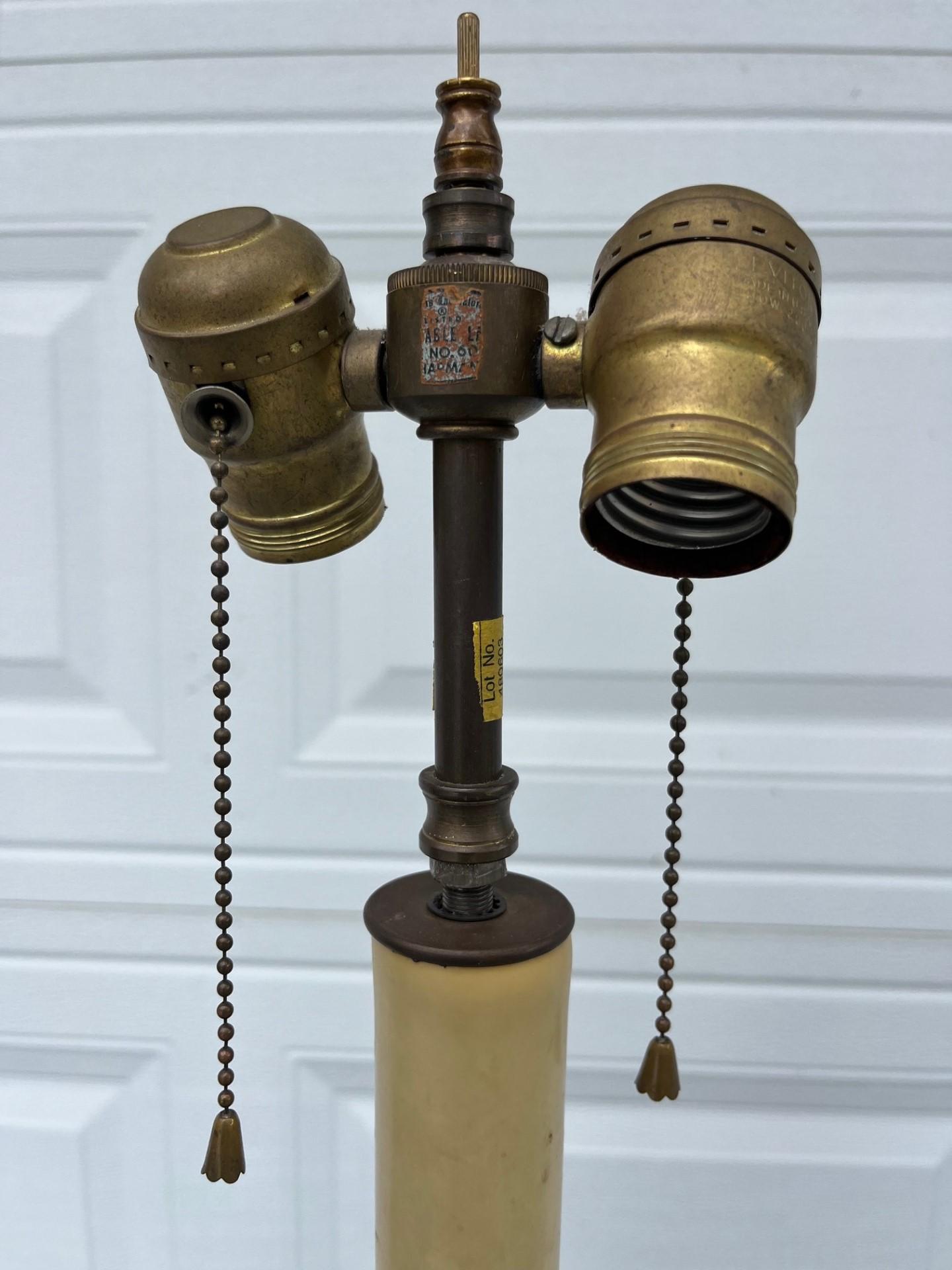 Antike italienische Holz-Stehlampe im Barockstil mit zwei Lichtern aus geschnitztem Fackelholz. im Angebot 1
