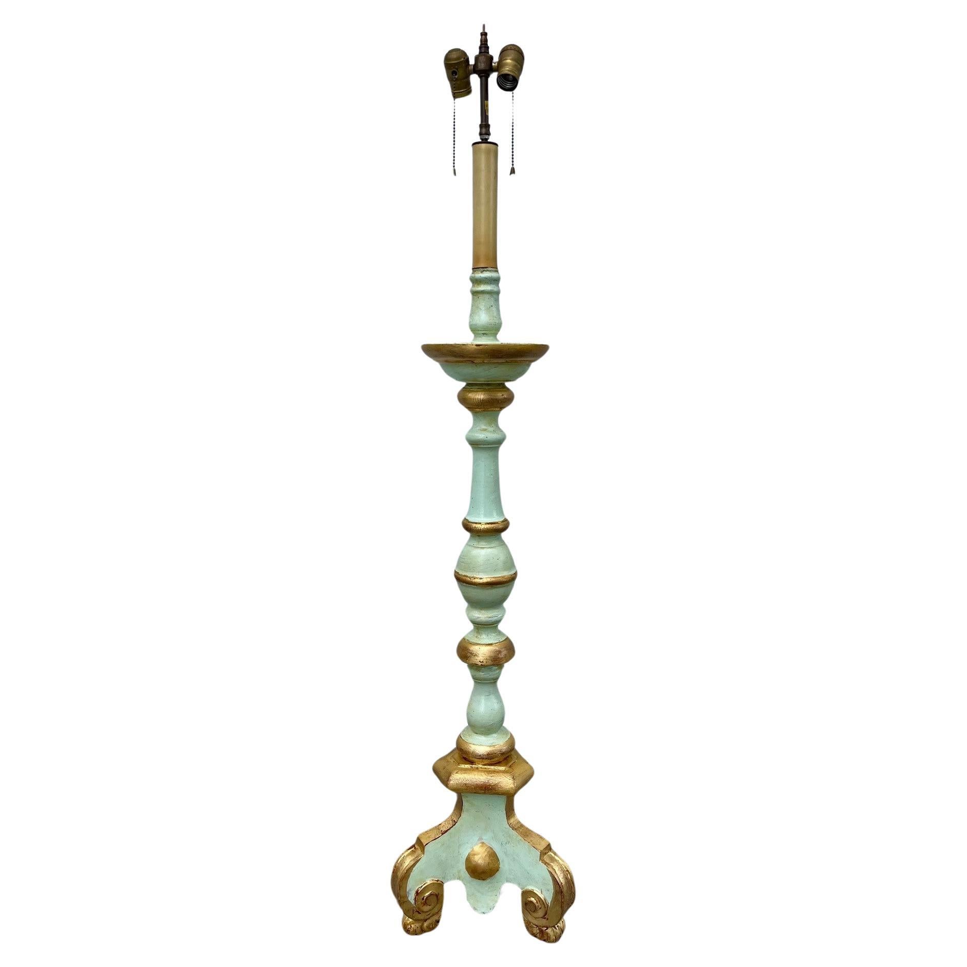Lampadaire torchère à deux lumières italien ancien en bois sculpté de style baroque.