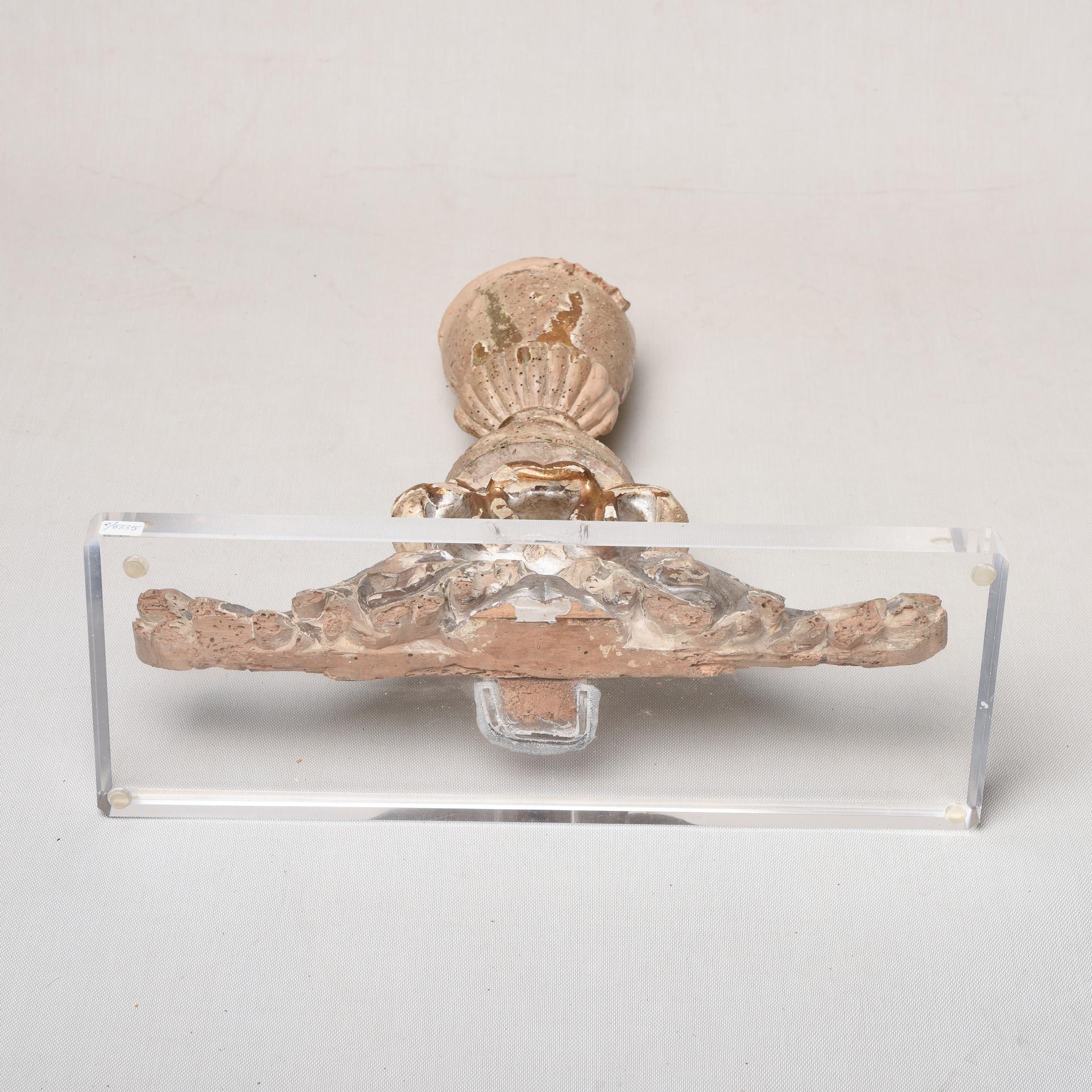 Antico fregio italiano in Wood su base in plexi in vendita 2
